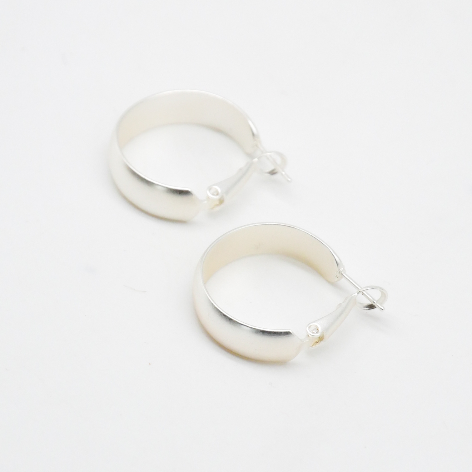 "Circle", runde Creole versilbert ca. 24 mm leicht gewölbt 