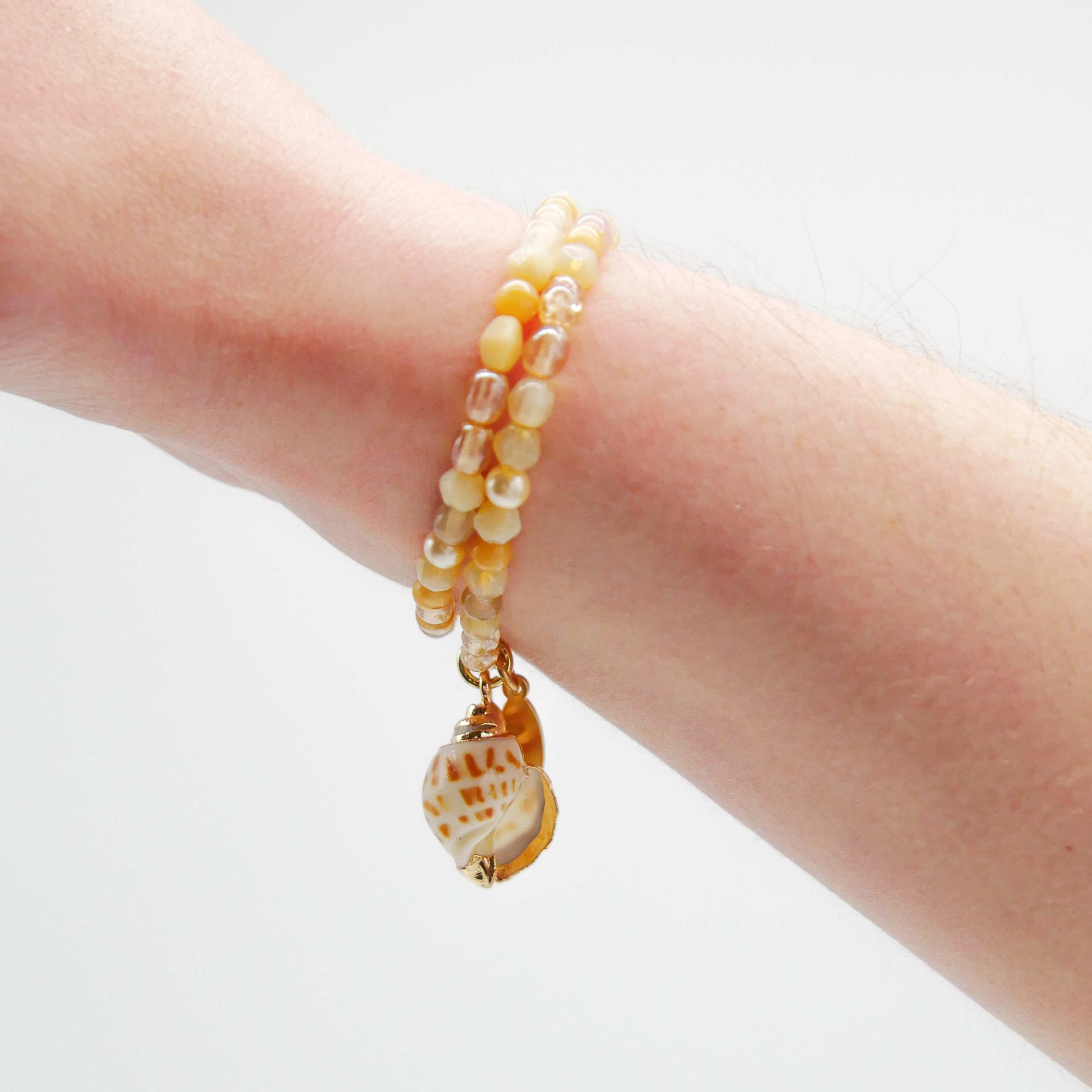  "Shell" doppeltes Armband auf Gummi Anhänger Strandschnecke, kleine Glasperlen, sand 