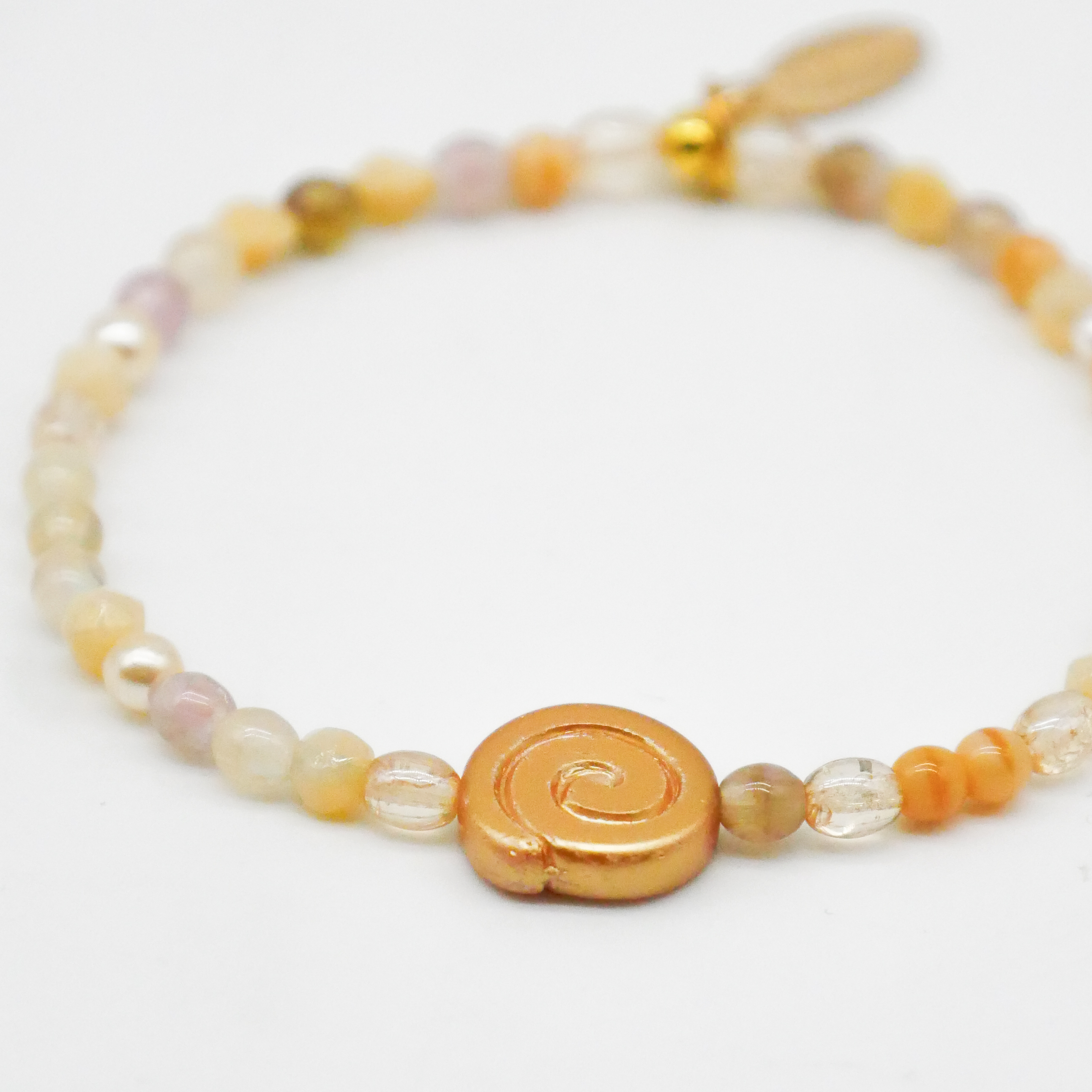  "Shell" Armband auf Gummi kleine Glasperle und Glasschnecke, sand 