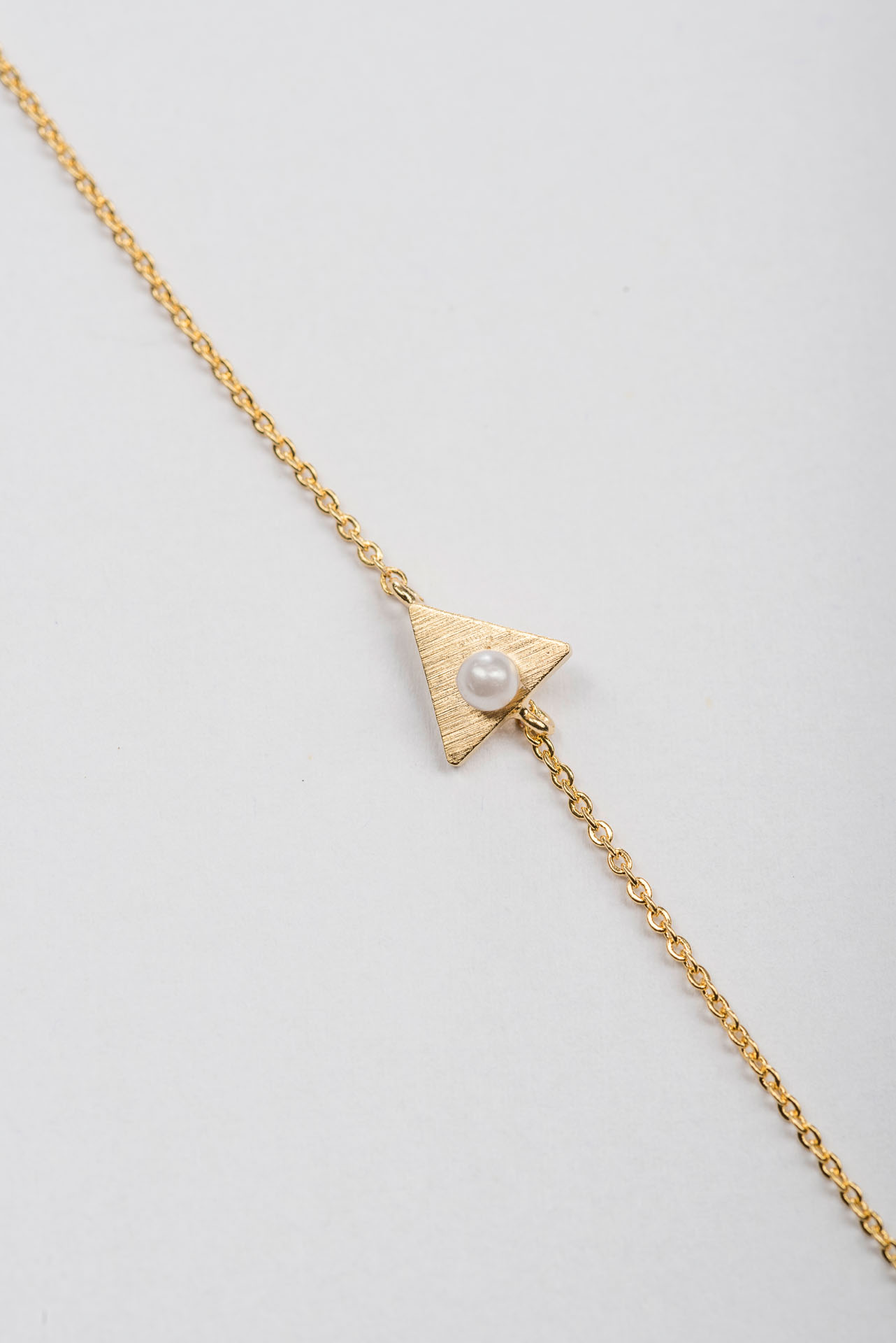 "Fine Filigré" feines Armband, kleines Dreieck mit weißer Perle, vergoldet