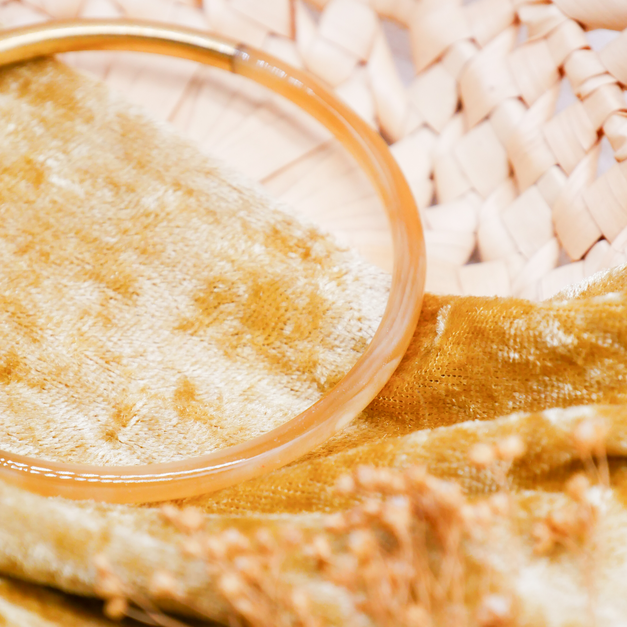  "Craft Art" zarter Armreif, weißes Horn, Lack gold