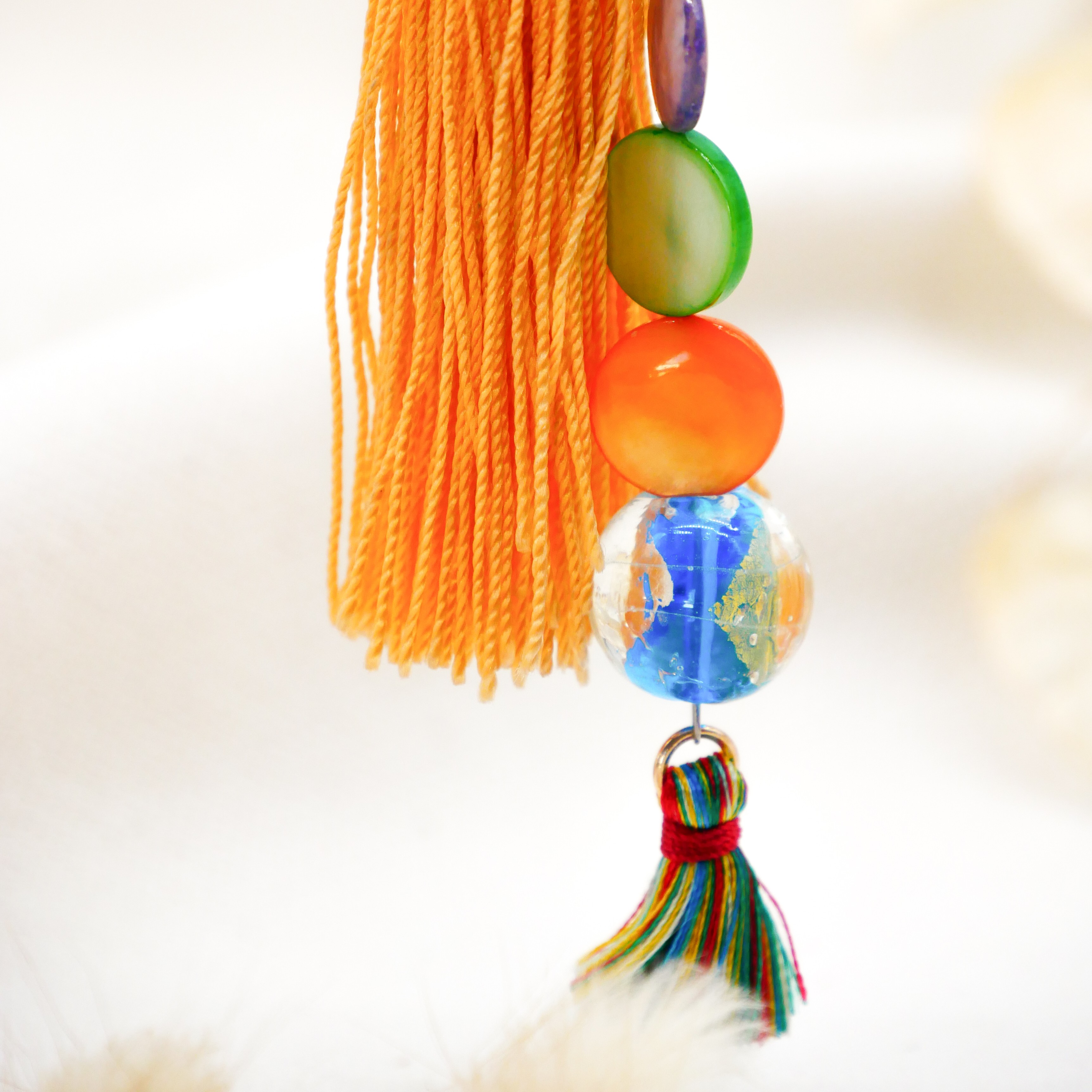 "Lucky Pendant" Anhänger, 1 Strang bunte Muschelperlen, Glasperle und große Quaste "Lucky Pendant" Anhänger, 1 Strang bunte Muschelperlen, Glasperle und große Quaste
