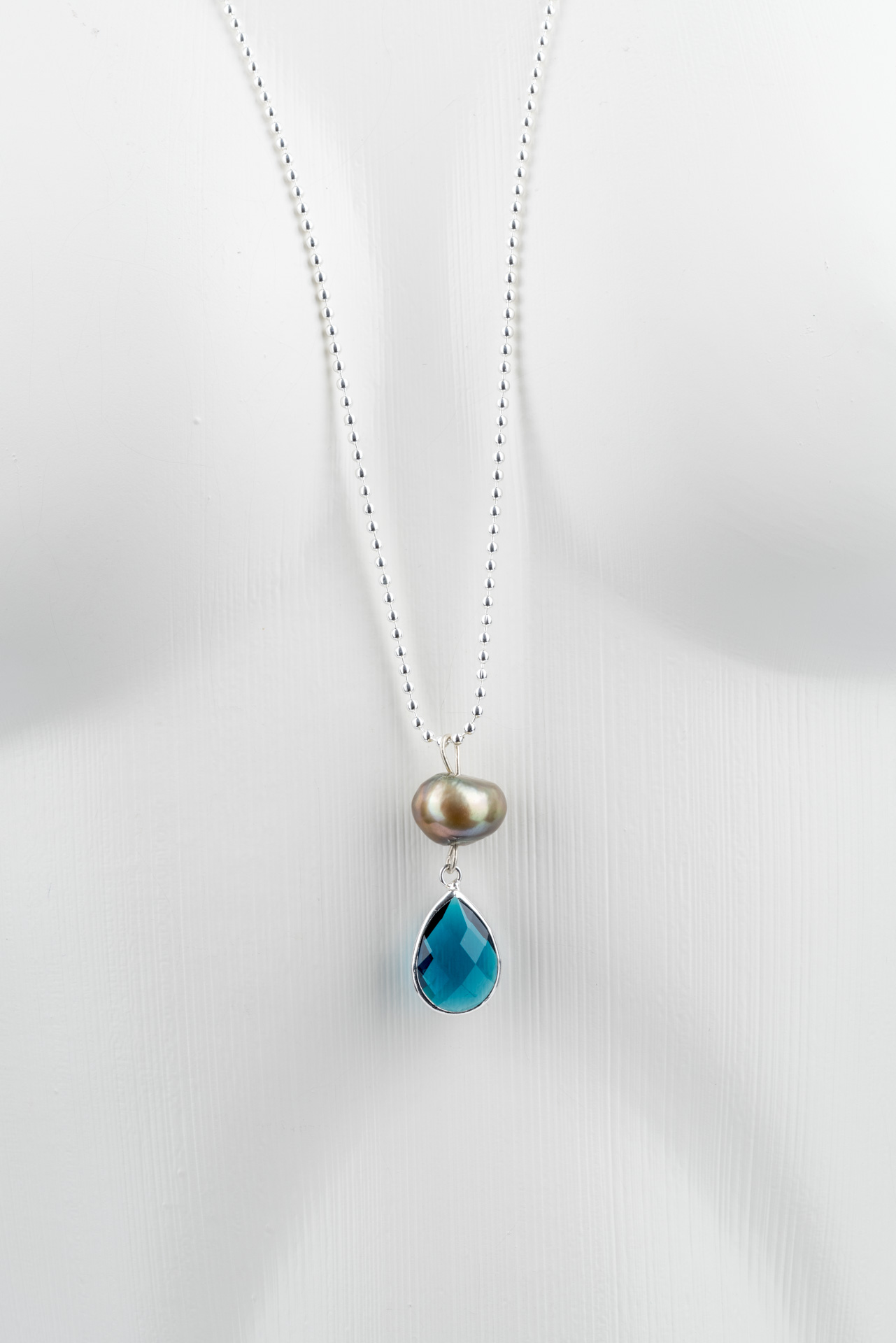 "Cut Drops" lange Kugelkette mit facettiertem Glastropfen - türkis und Süßwasserzuchtperle - grün