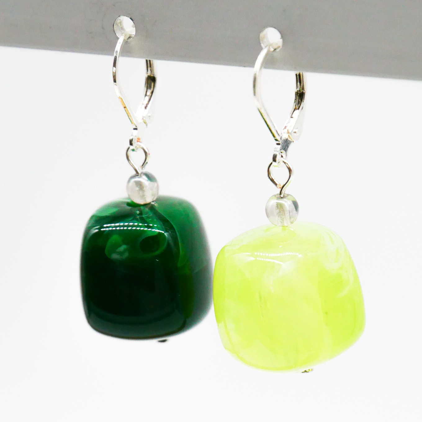 "Summer-Feeling" Ohrring "Cube" Resin- und Papercoated Perlen, grün 