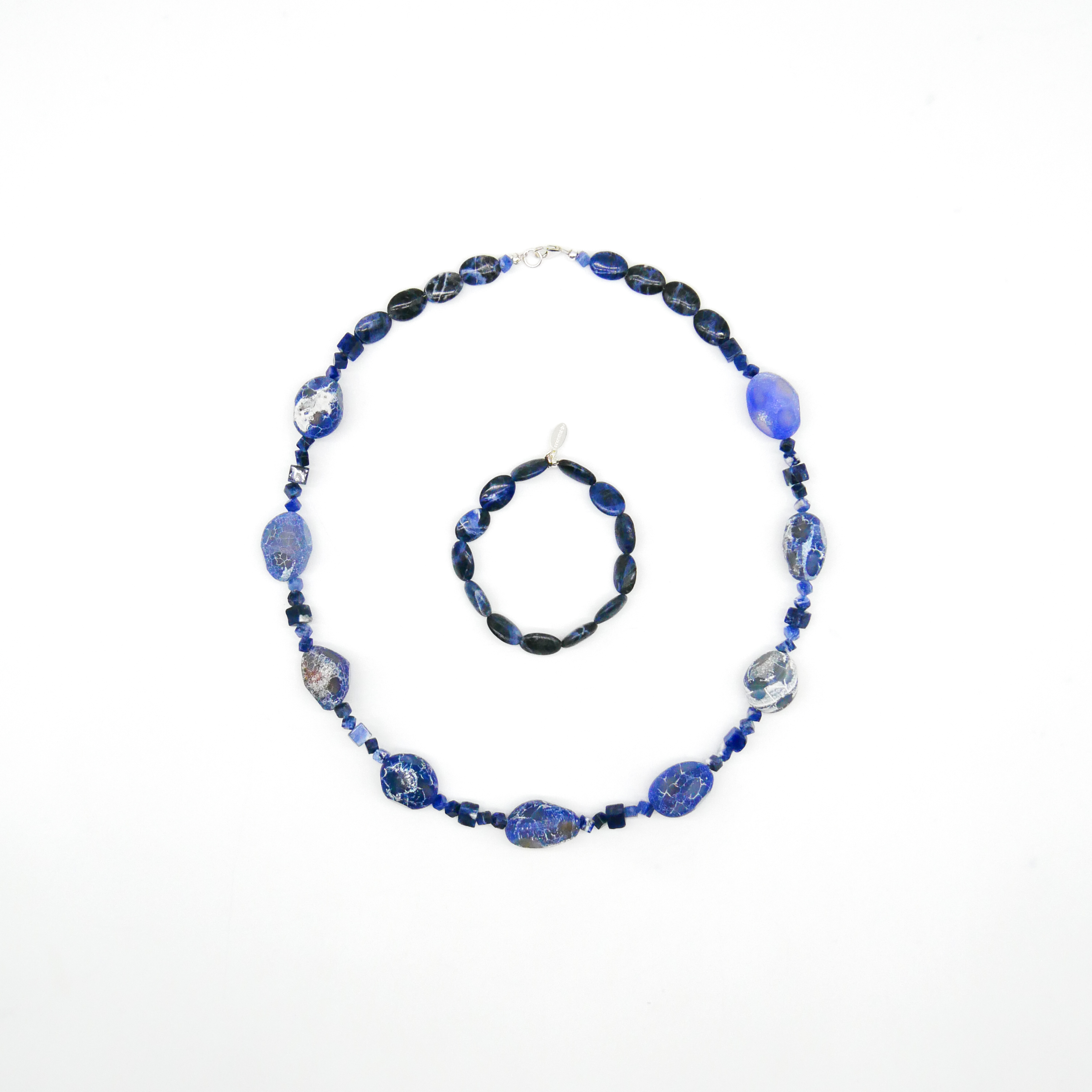  "Crystal Mountain", Kette ca. 59 cm, Sodalit und blau gefärbter Achat, Verschluss 925 Silber