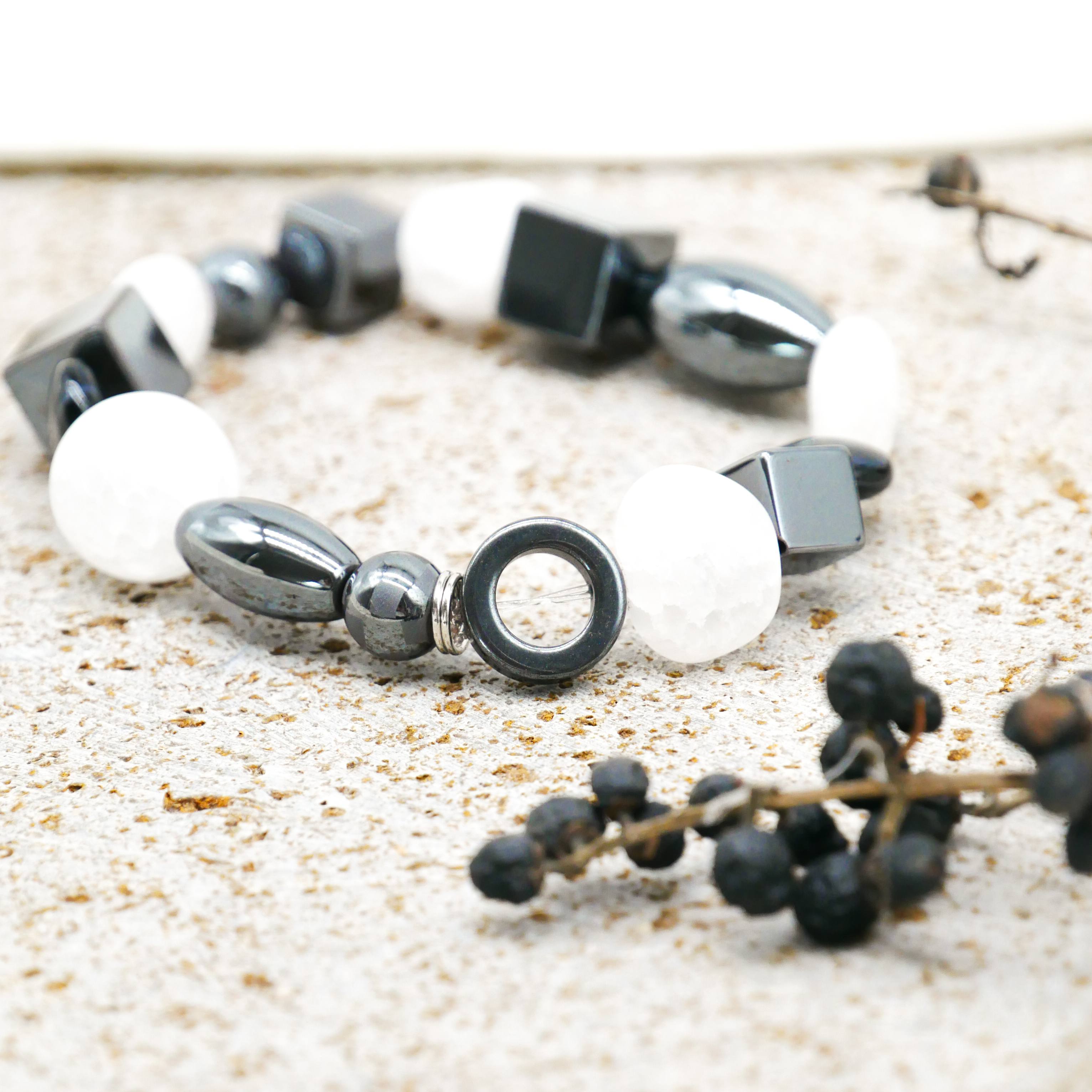"Crystal Mountain", Armband auf Gummi, Hämatit und Bergkristall, verschiedene Formen