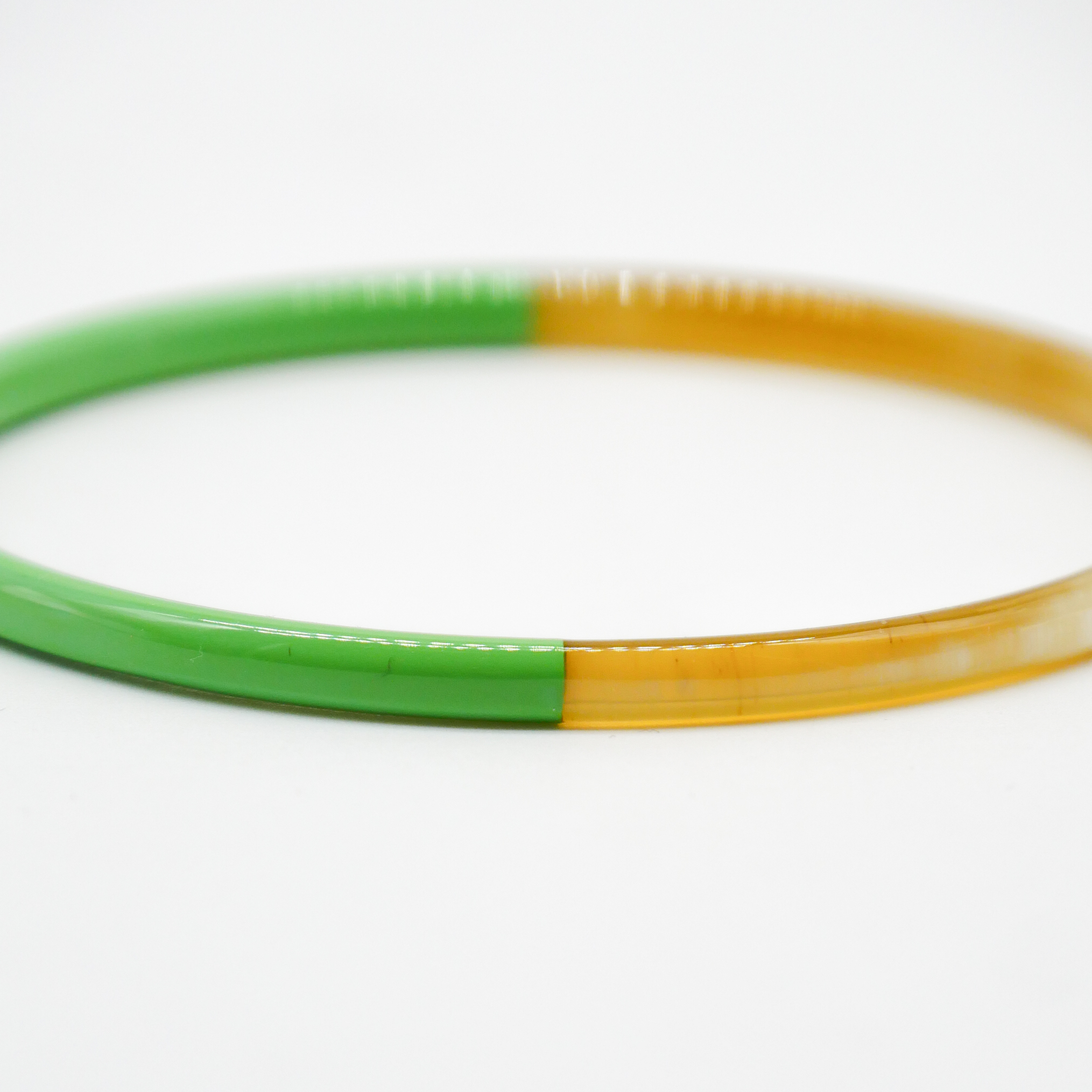  "Craft Art" zarter Armreif, weißes Horn, Lack hellgrün