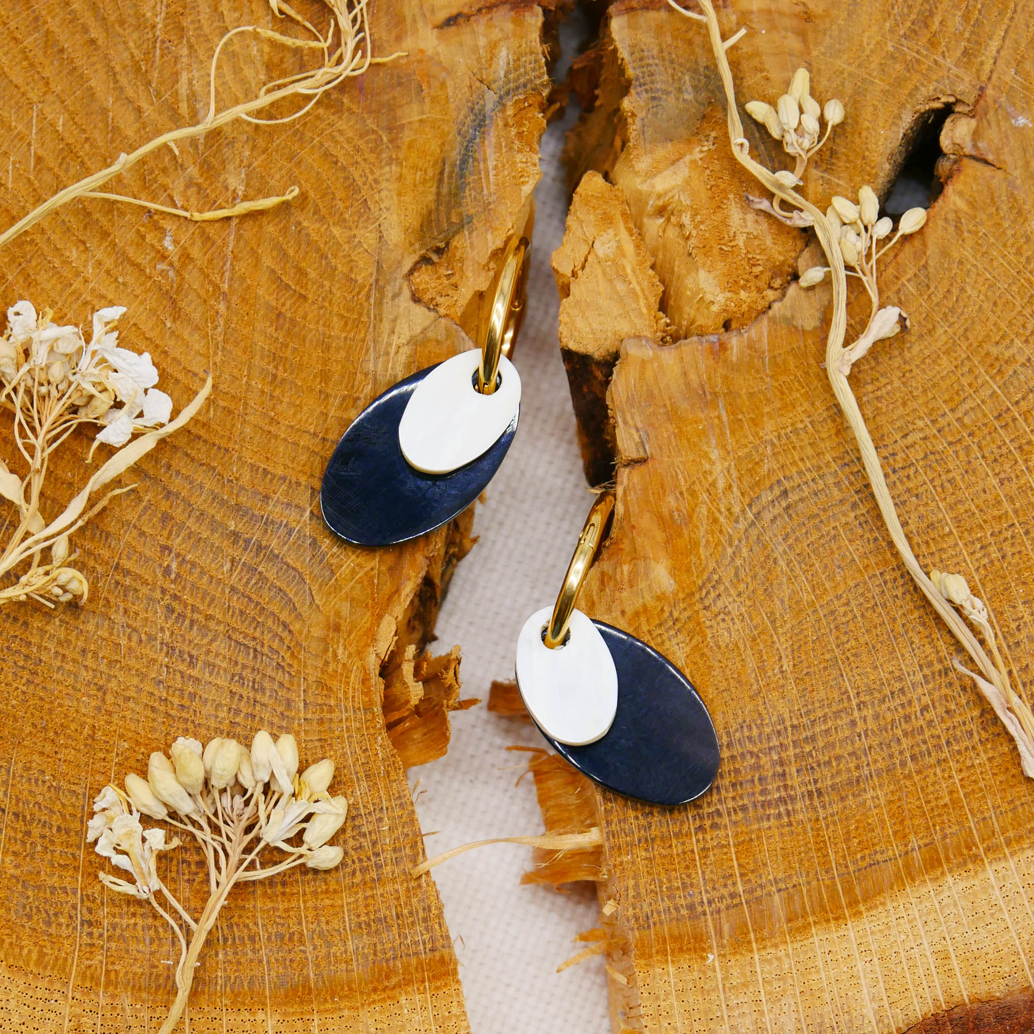 "Craft-Art" Ohrring "kleine Plättchen" schwarz und weiß, vergoldete Edelstahlcreole