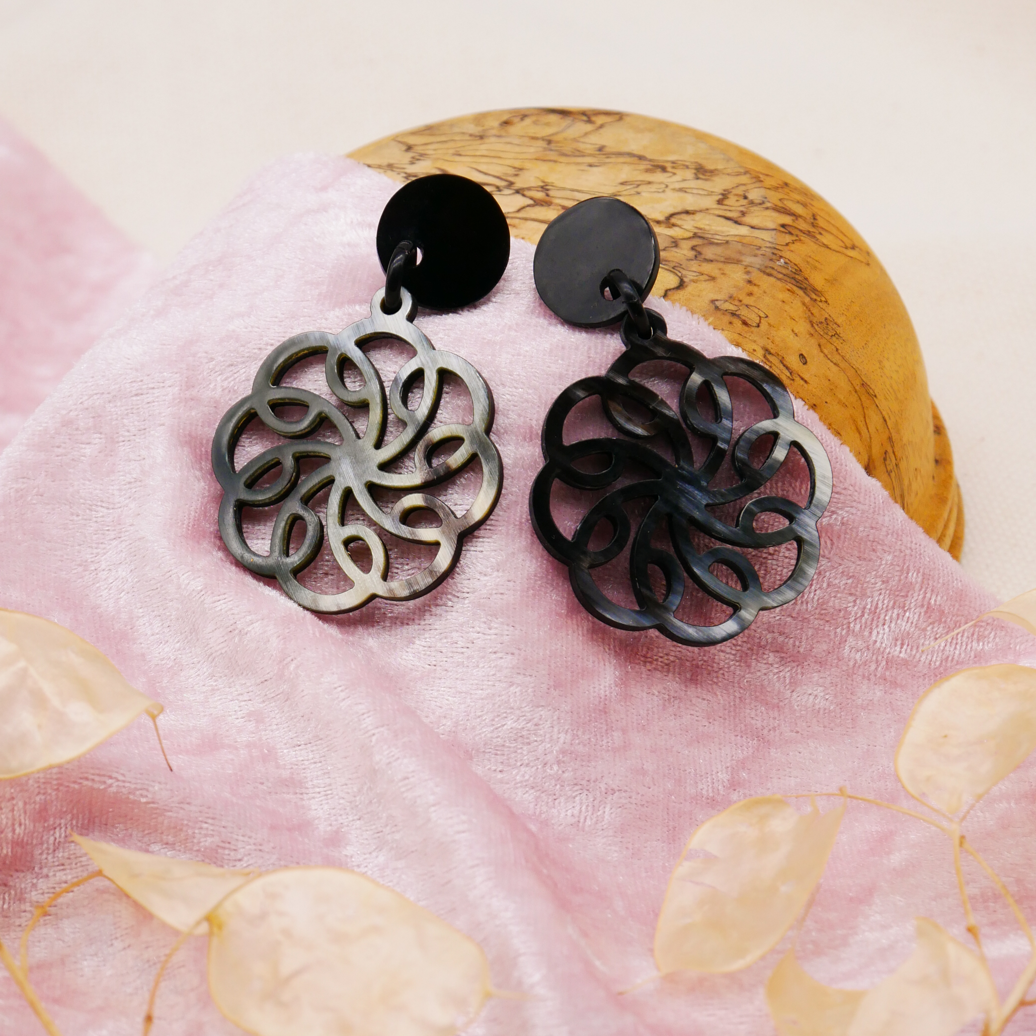  "Craft Art" Ohrring "Mandala" Ø ca. 45 mm, schwarzes und marble Horn