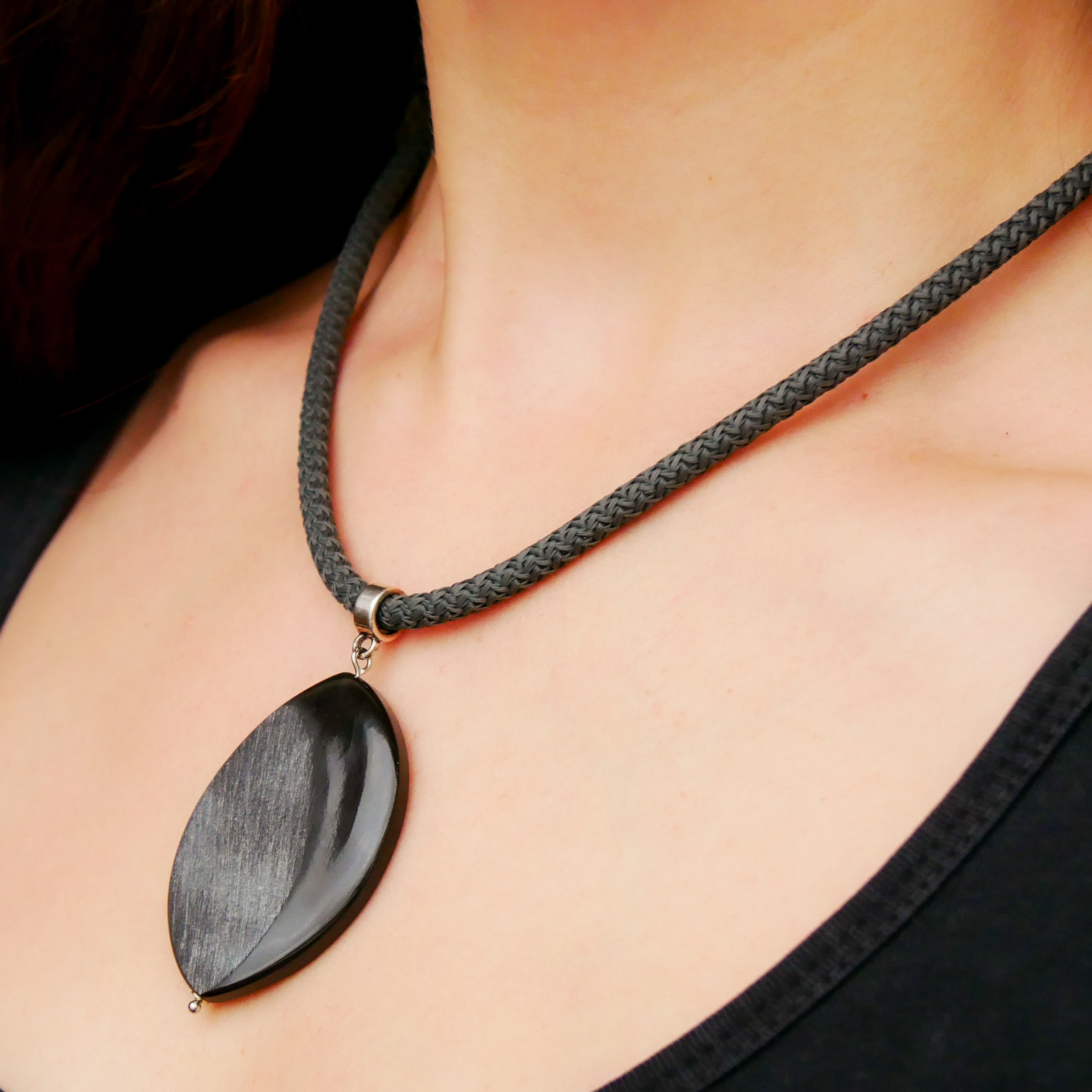 "Nomadic" Kette graues Cordband schwarzer ovaler Hornanhänger mattiert, 35 x 50 mm, silberfarben 