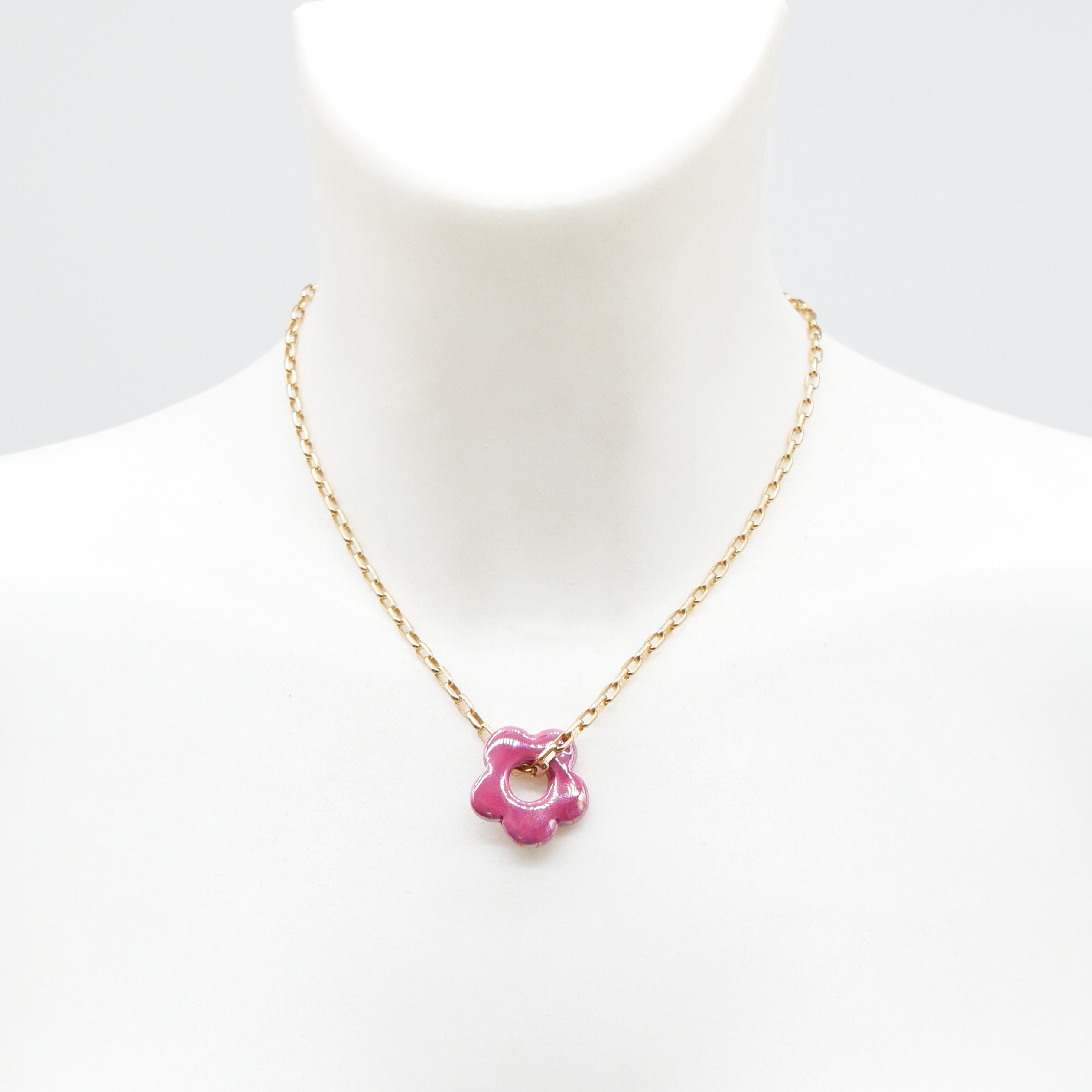 "Summer-Feeling", Kurze Metallkette vergoldet, Keramikblume fuchsia