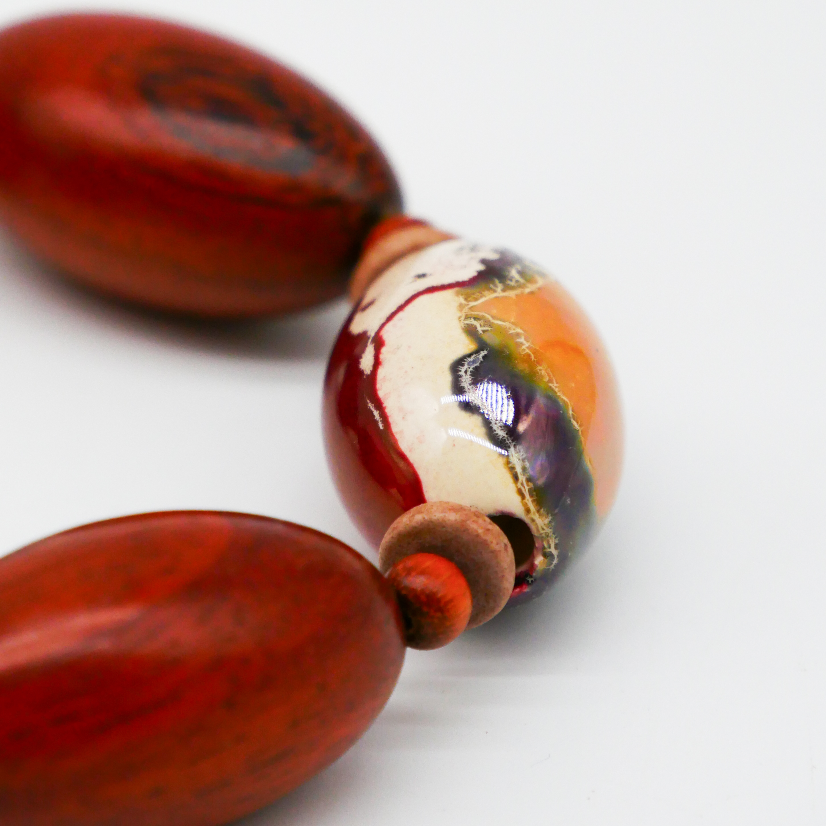 "Woodland" Armband auf Gummi "Olive", Bayong Holzoliven und Keramikoliven, rote Töne "Woodland" Armband auf Gummi "Olive", Bayong Holzoliven und Keramikoliven, rote Töne