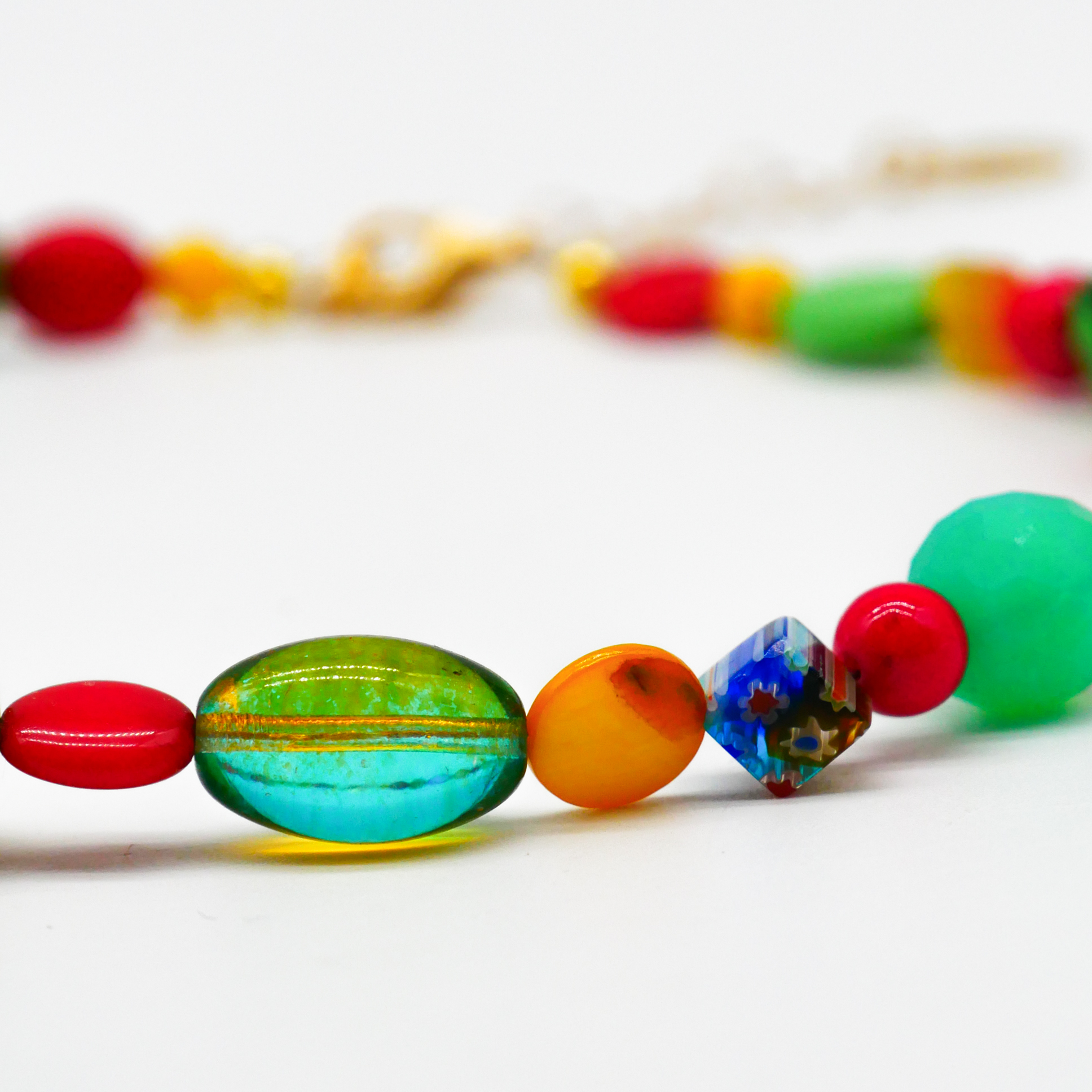 "Summer Feeling",  Kette aus verschiedenen Formen, Glas- und Resin Perlen, multicolor 