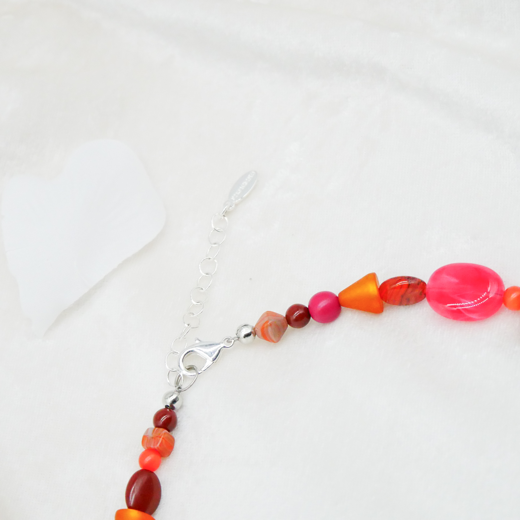 "Summer Feeling",  Kette aus verschiedenen Formen, Glas- und Resin Perlen, pink-orange