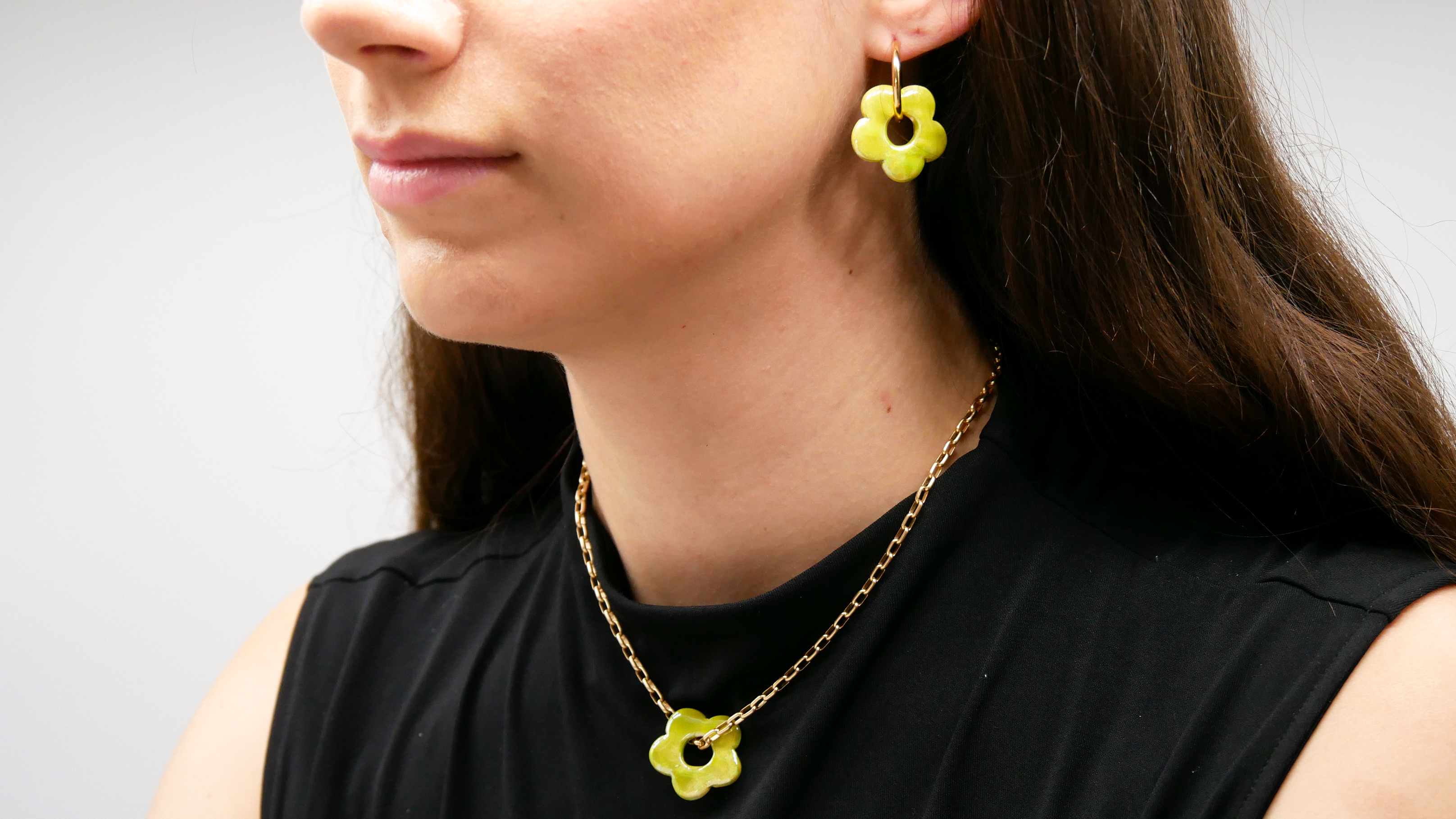 "Summer-Feeling", Kurze Metallkette vergoldet, Keramikblume green "Summer-Feeling", Kurze Metallkette vergoldet, Keramikblume green