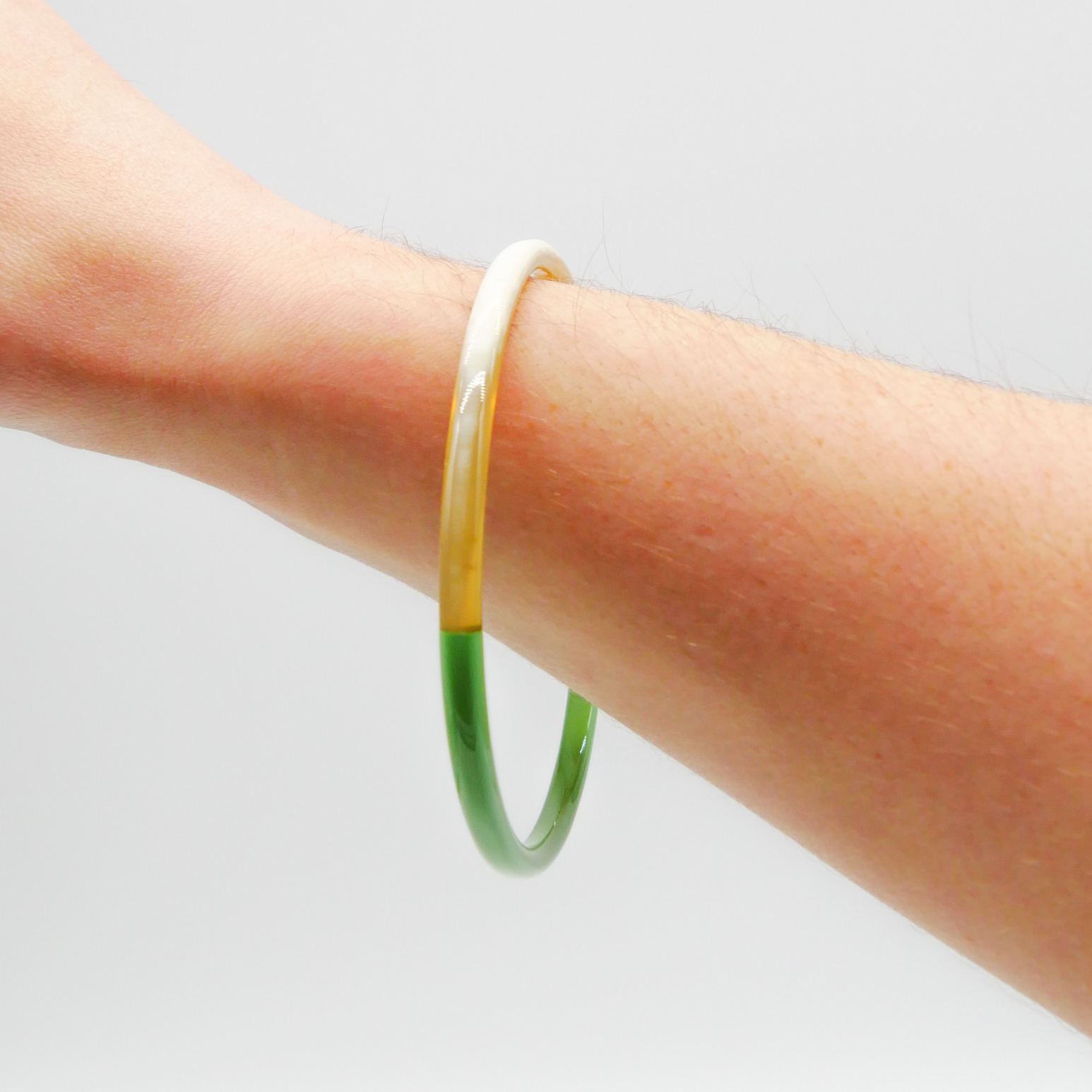  "Craft Art" zarter Armreif, weißes Horn, Lack hellgrün