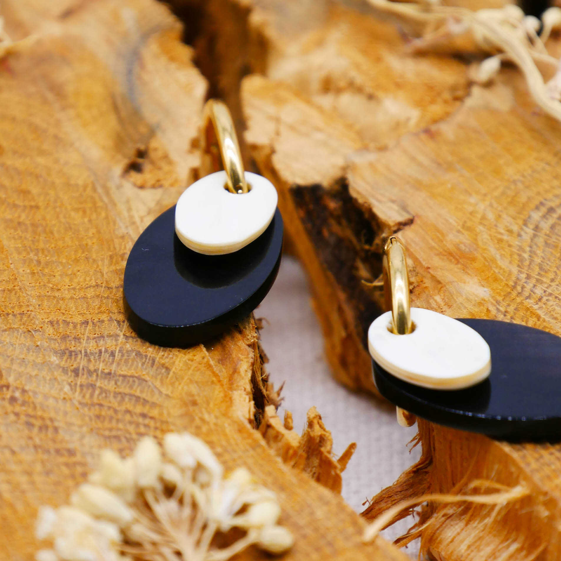 "Craft-Art" Ohrring "kleine Plättchen" schwarz und weiß, vergoldete Edelstahlcreole