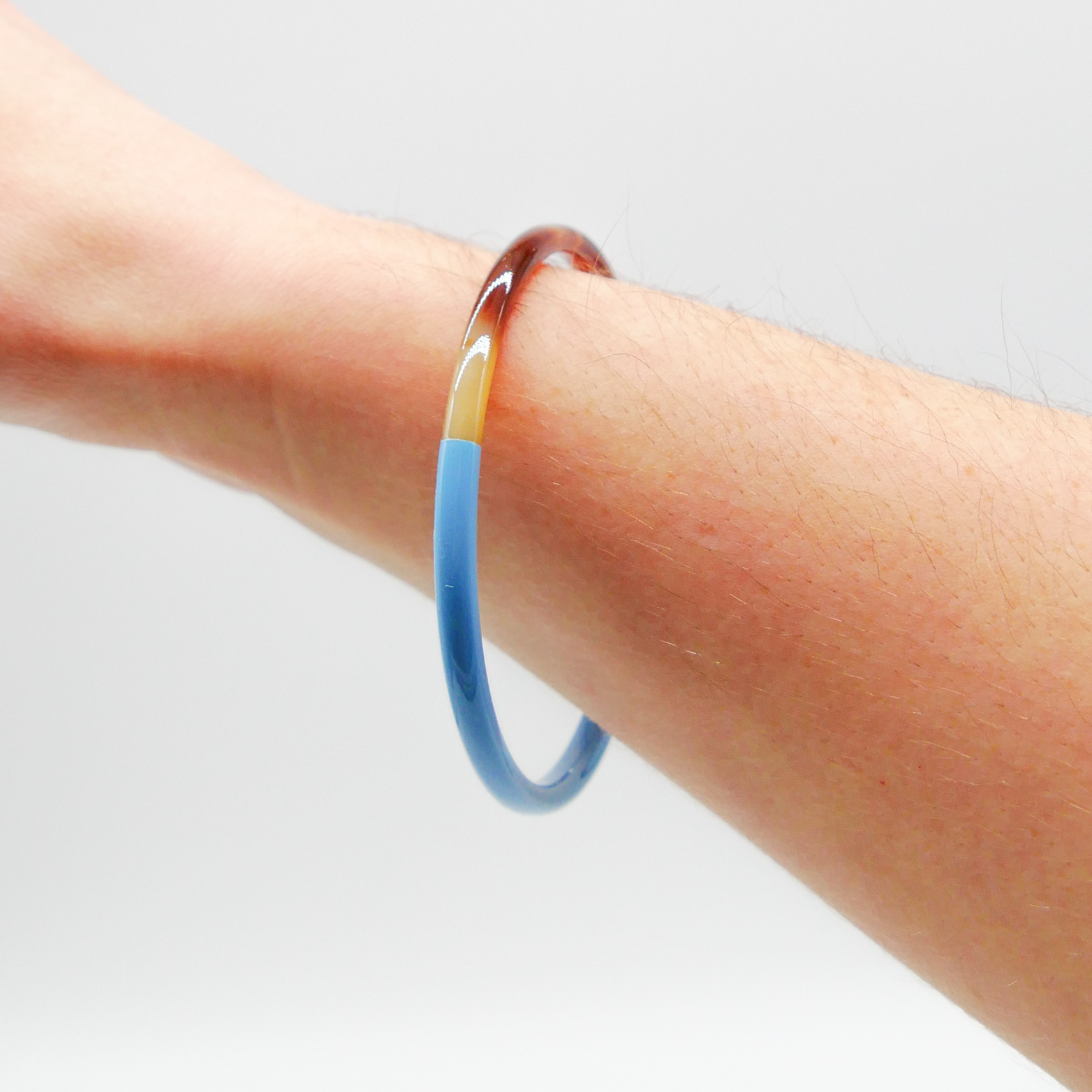  "Craft Art" zarter Armreif, braunes Horn, Lack hellblau