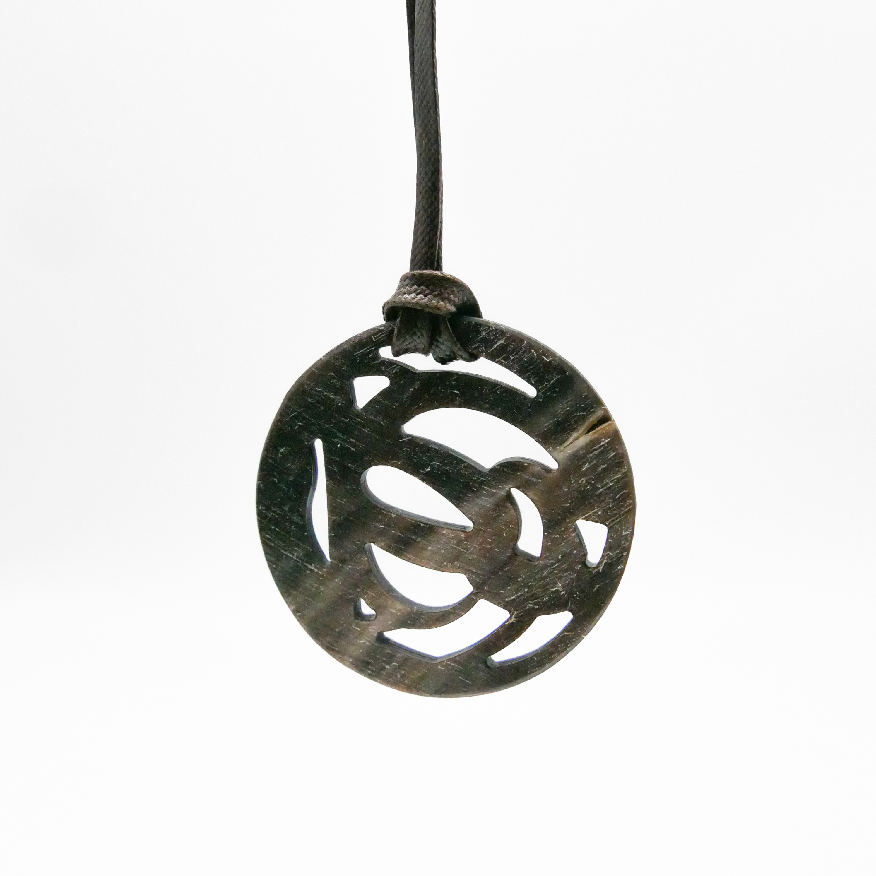 "Craft-Art", runder Hornanhänger Ø ca. 53 verspieltes Design, Syntetikband, braunes Horn 