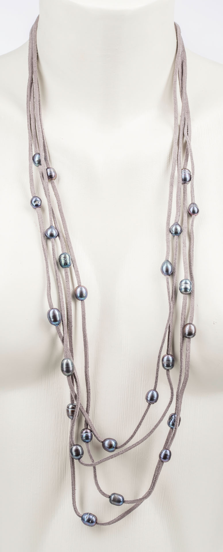 "Freshwater Pearls" lange 4-Strang Kette mit Süßwasserperlen - hellgrau auf Lederimitatband - dunkel