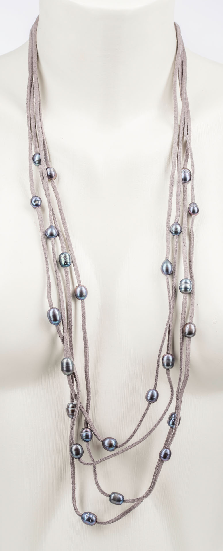 "Freshwater Pearls" lange 4-Strang Kette mit Süßwasserperlen - hellgrau auf Lederimitatband - dunkel
