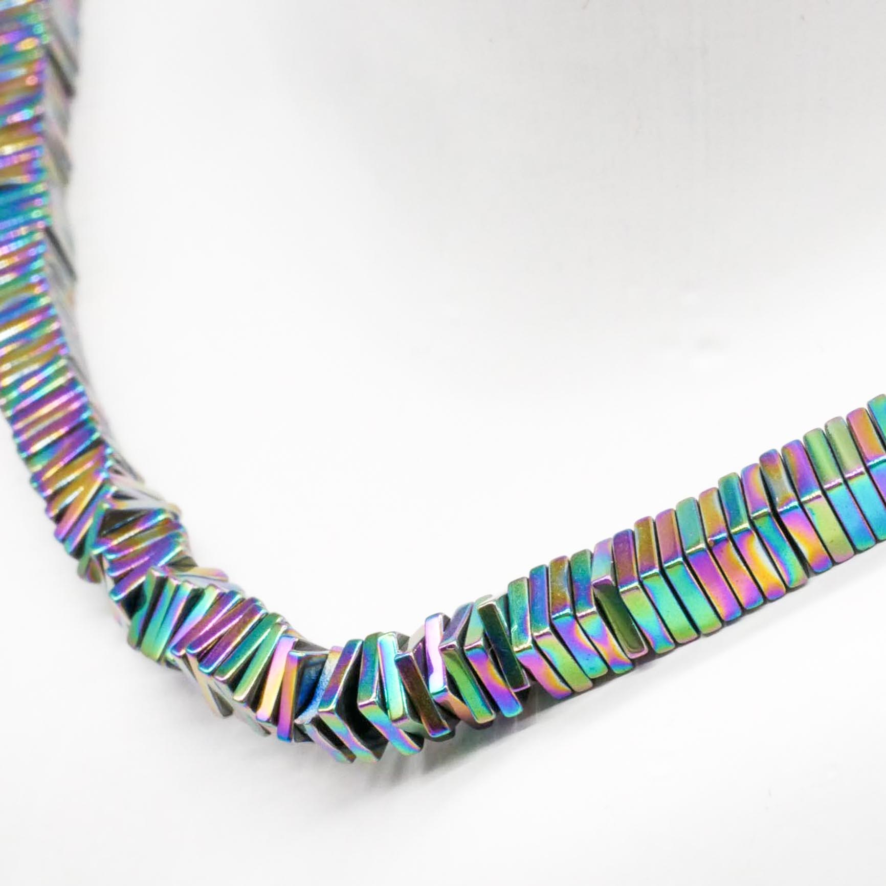 Kette "Metallic" kurz, aus eckigen Scheiben, bunt glänzend