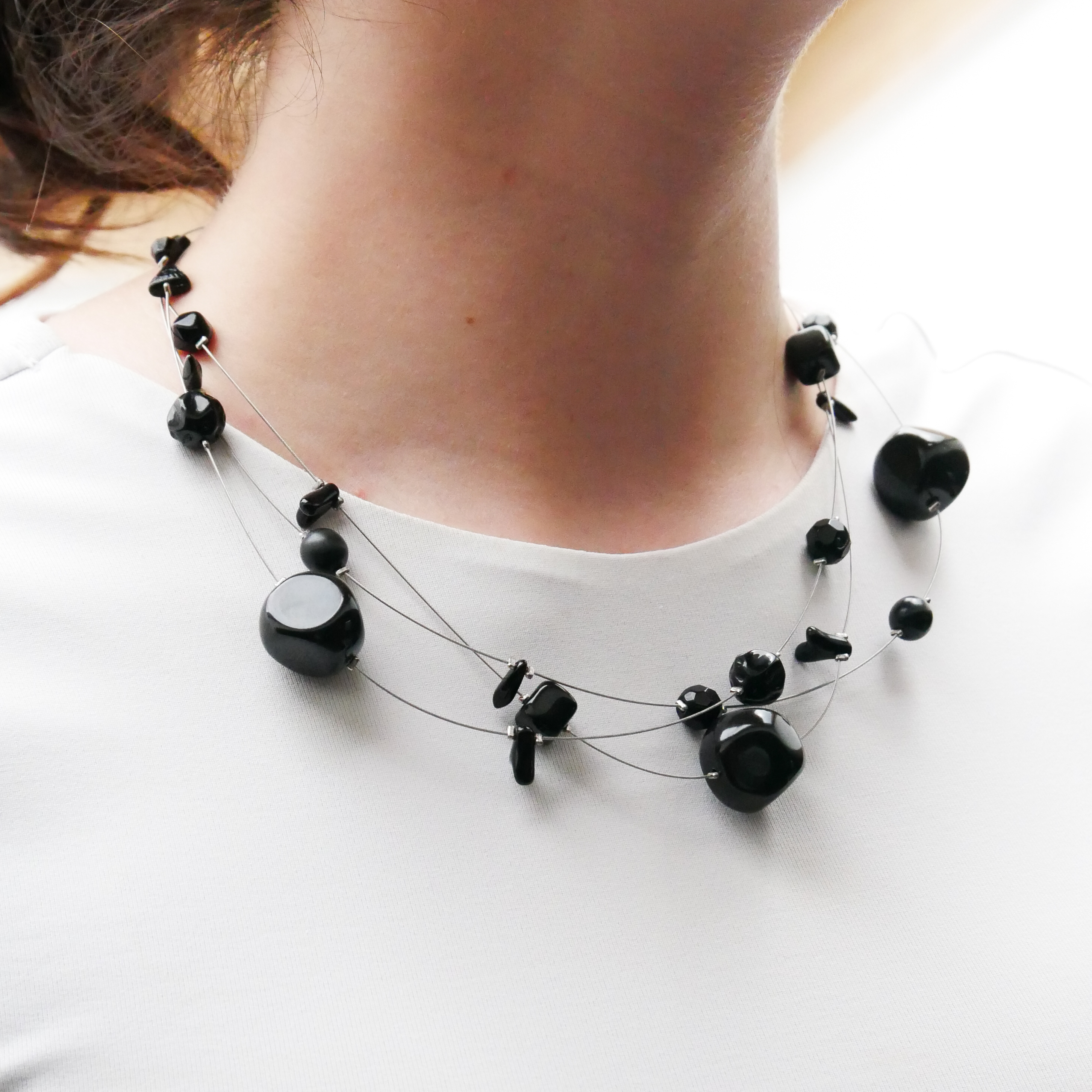  "Jet Schmuck" 3-Strang Kette, schwarze Glasperlen, verschiedene Formen 