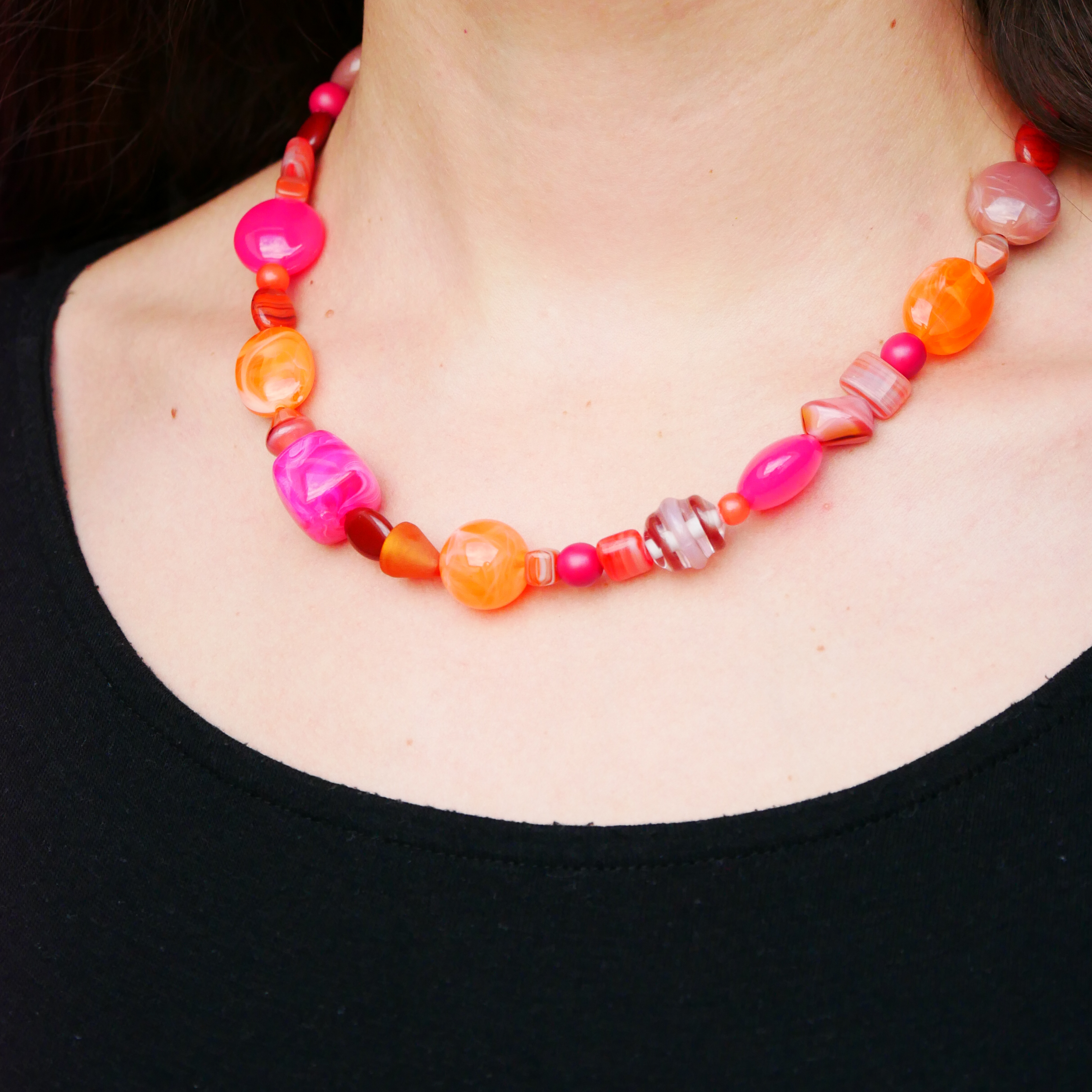"Summer Feeling",  Kette aus verschiedenen Formen, Glas- und Resin Perlen, pink-orange