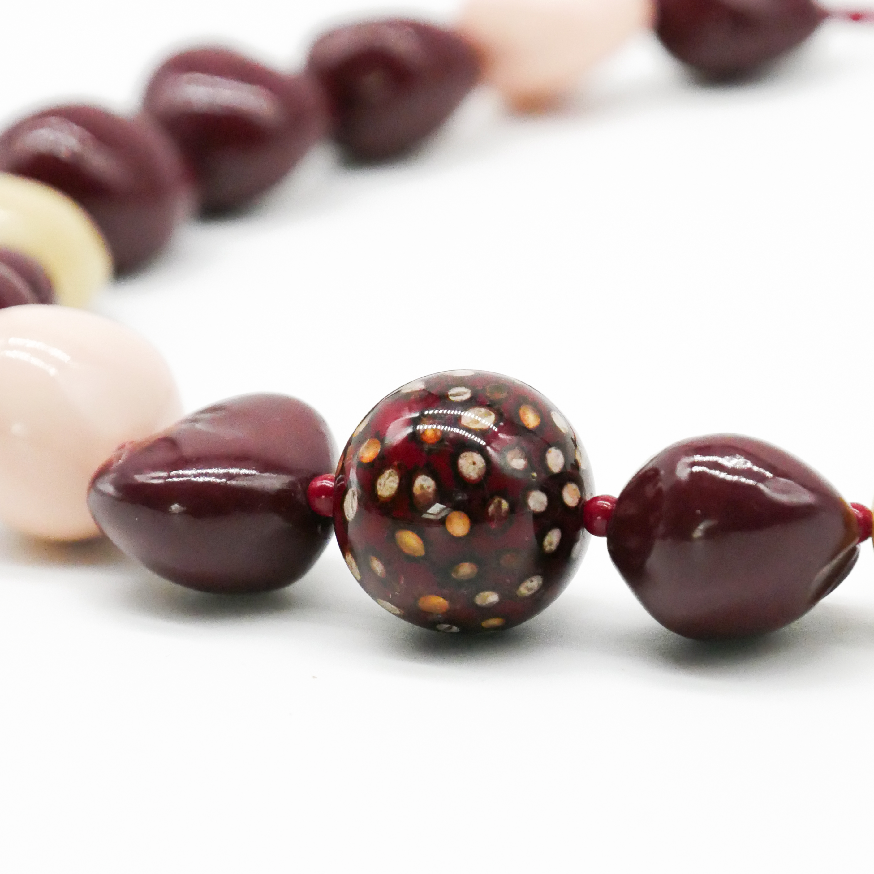  "Summer Feeling" Kette ca. 60 cm, Lumba Samen, Glasperlen, Resin Perle, wein 