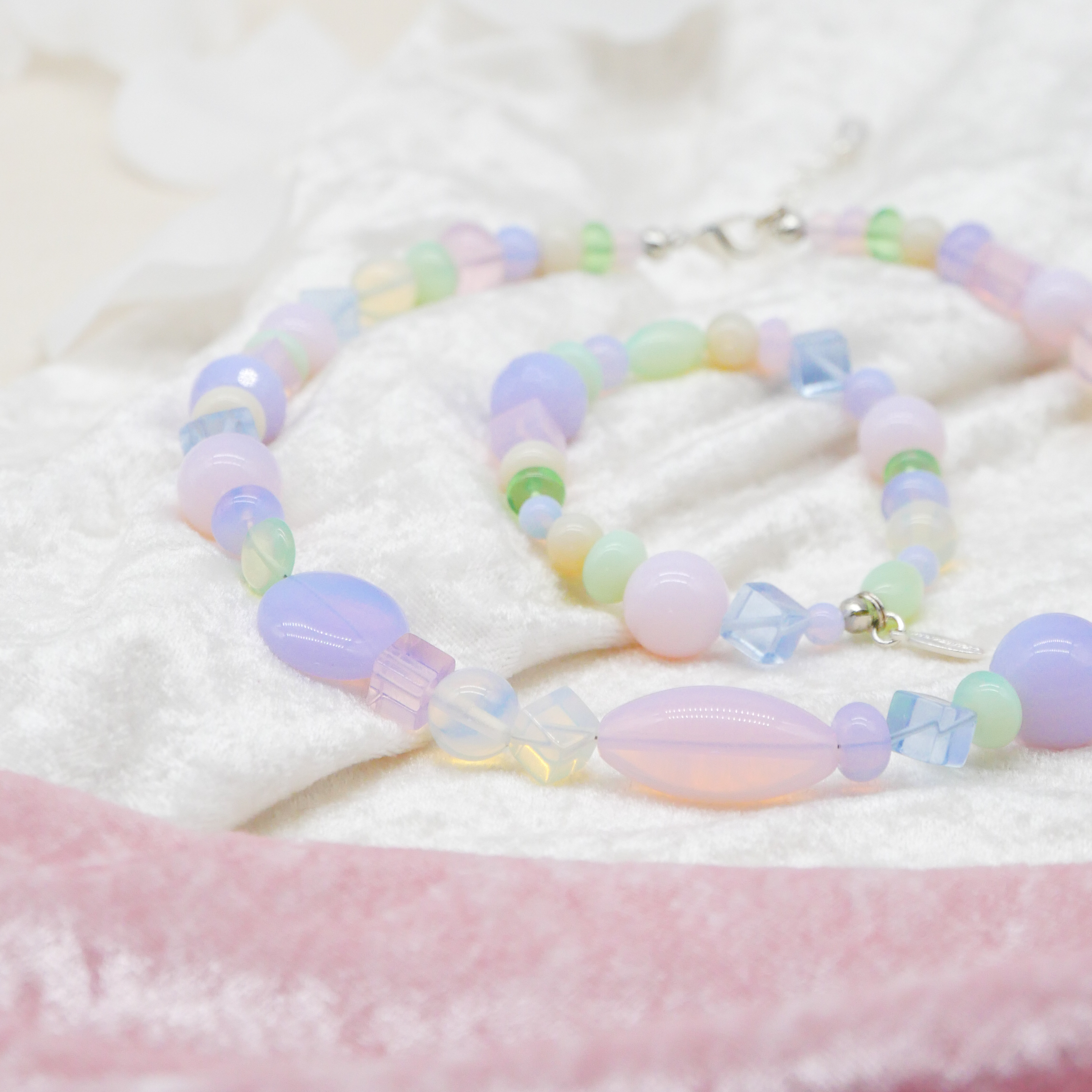 "Summer Feeling",  Kette aus verschiedenen Formen, Glas- und Resin Perlen, opal-pas