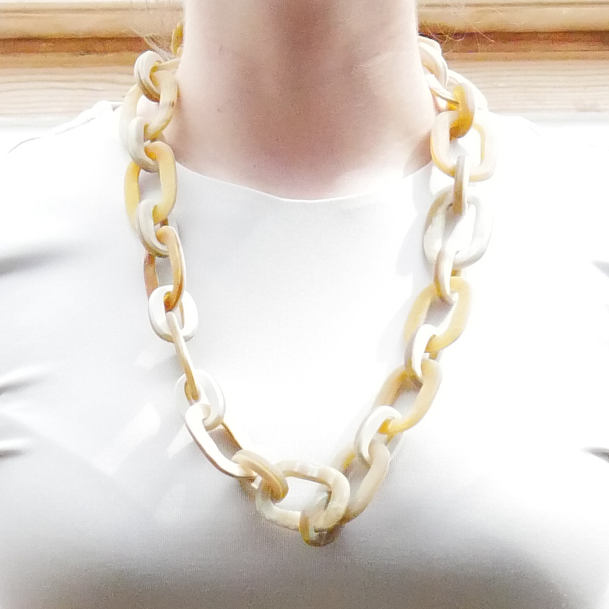  "Craft-Art", kurze Kette ca. 75 cm verschiedene abgerundete Rechtecke, weißes Horn matt 