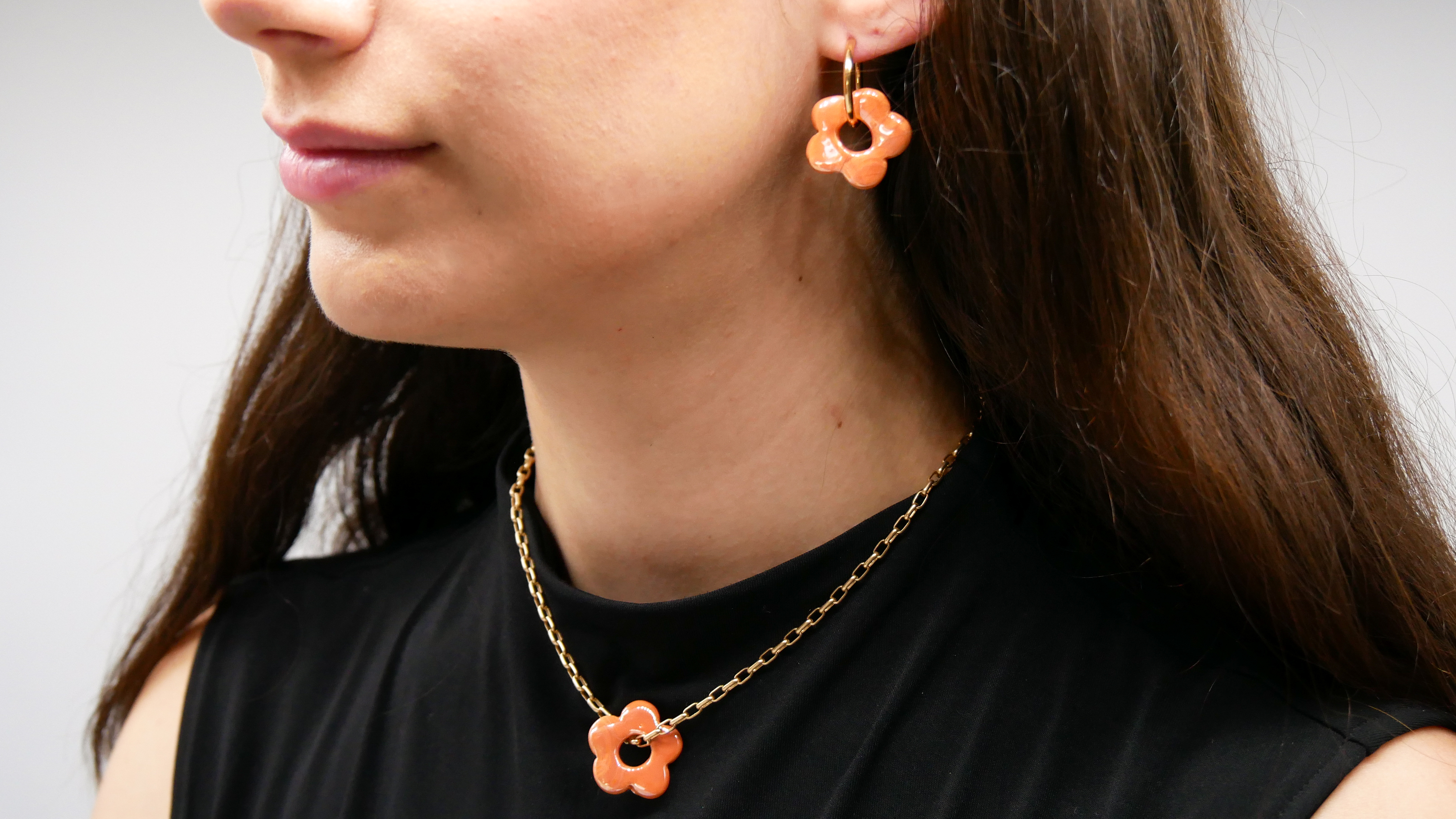 "Summer-Feeling", Kurze Metallkette vergoldet, Keramikblume orange "Summer-Feeling", Kurze Metallkette vergoldet, Keramikblume orange