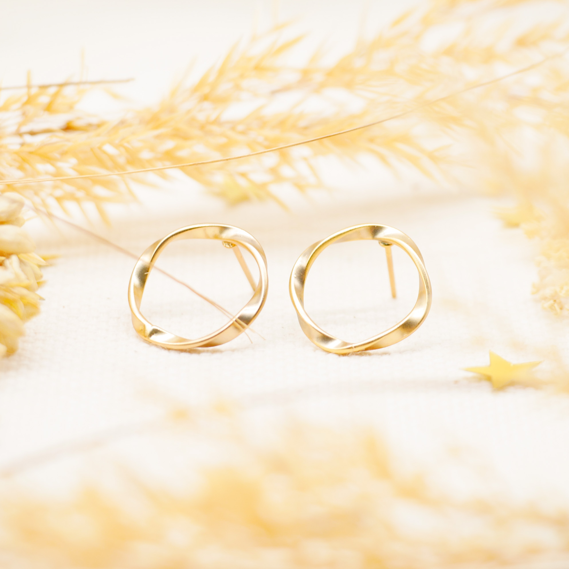 "Charm" earrings with round twisted element, gold plated