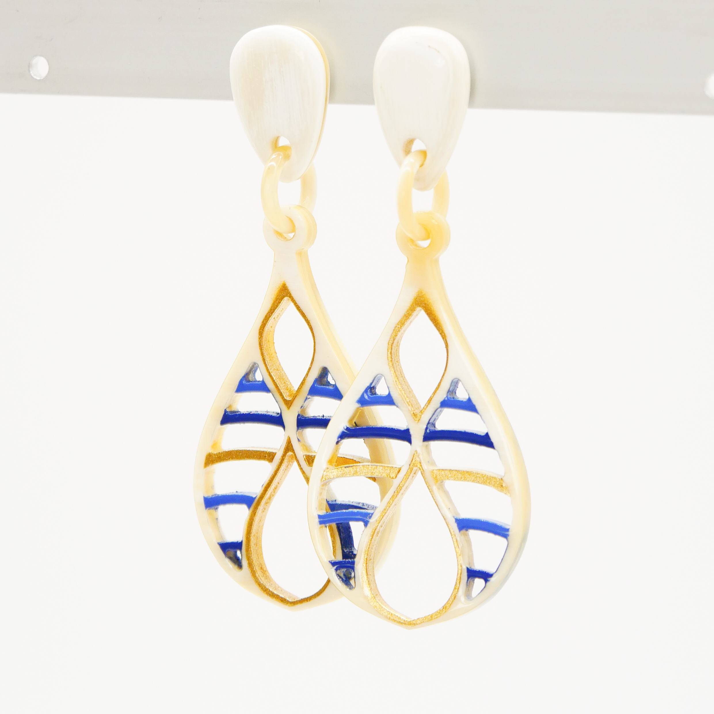 "Craft Art", Ohrring "Teardrop", weißes Horn, Lack blau-gold "Craft Art", Ohrring "Teardrop", weißes Horn, Lack blau-gold