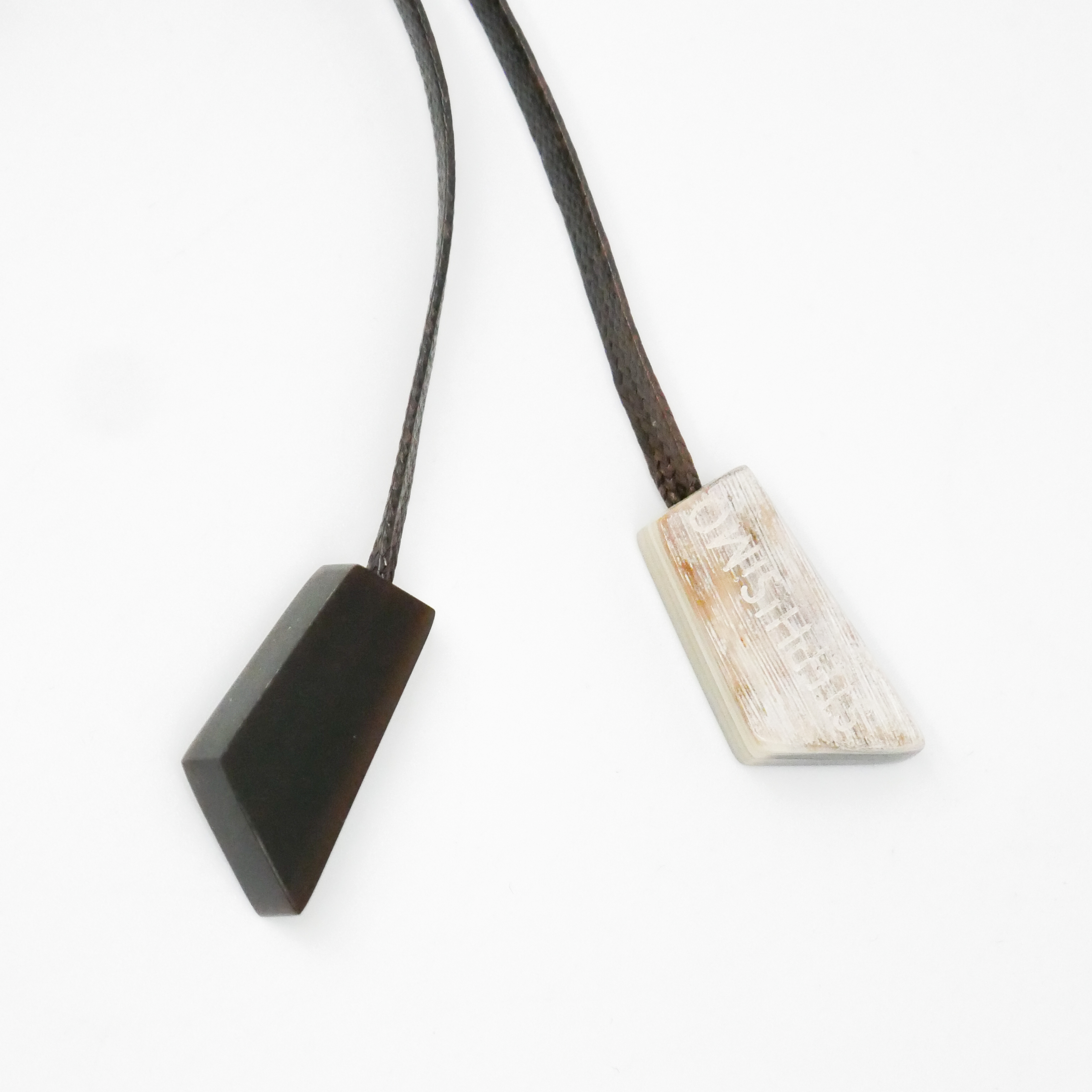  "Craft-Art", runder Hornanhänger Ø ca. 53 verspieltes Design, Syntetikband, braunes Horn 