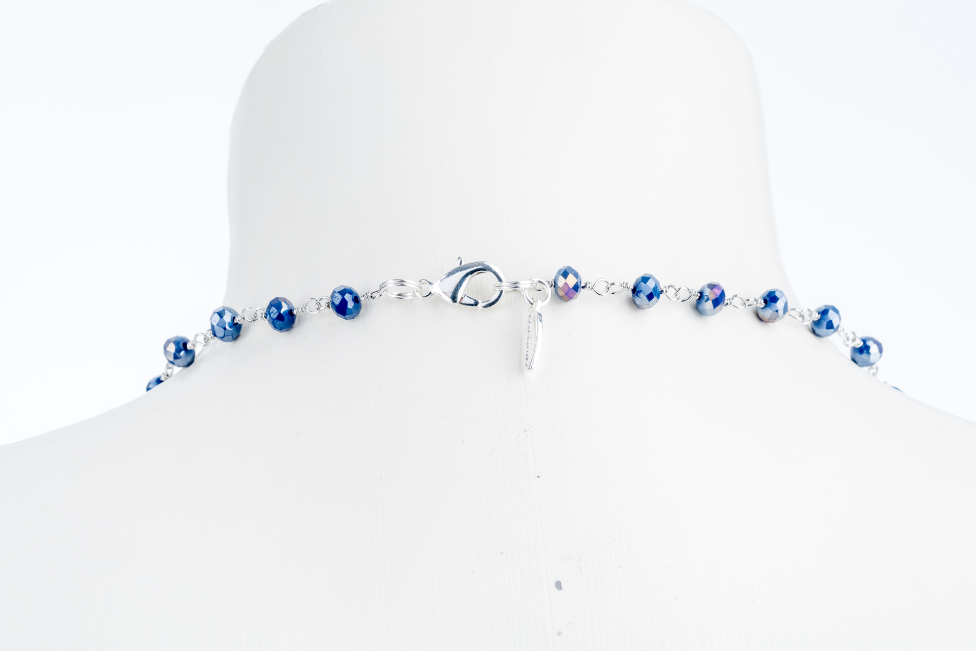 "Steinzähne" lange Kette mit Glaskristallen montan und Opalglas Anhänger