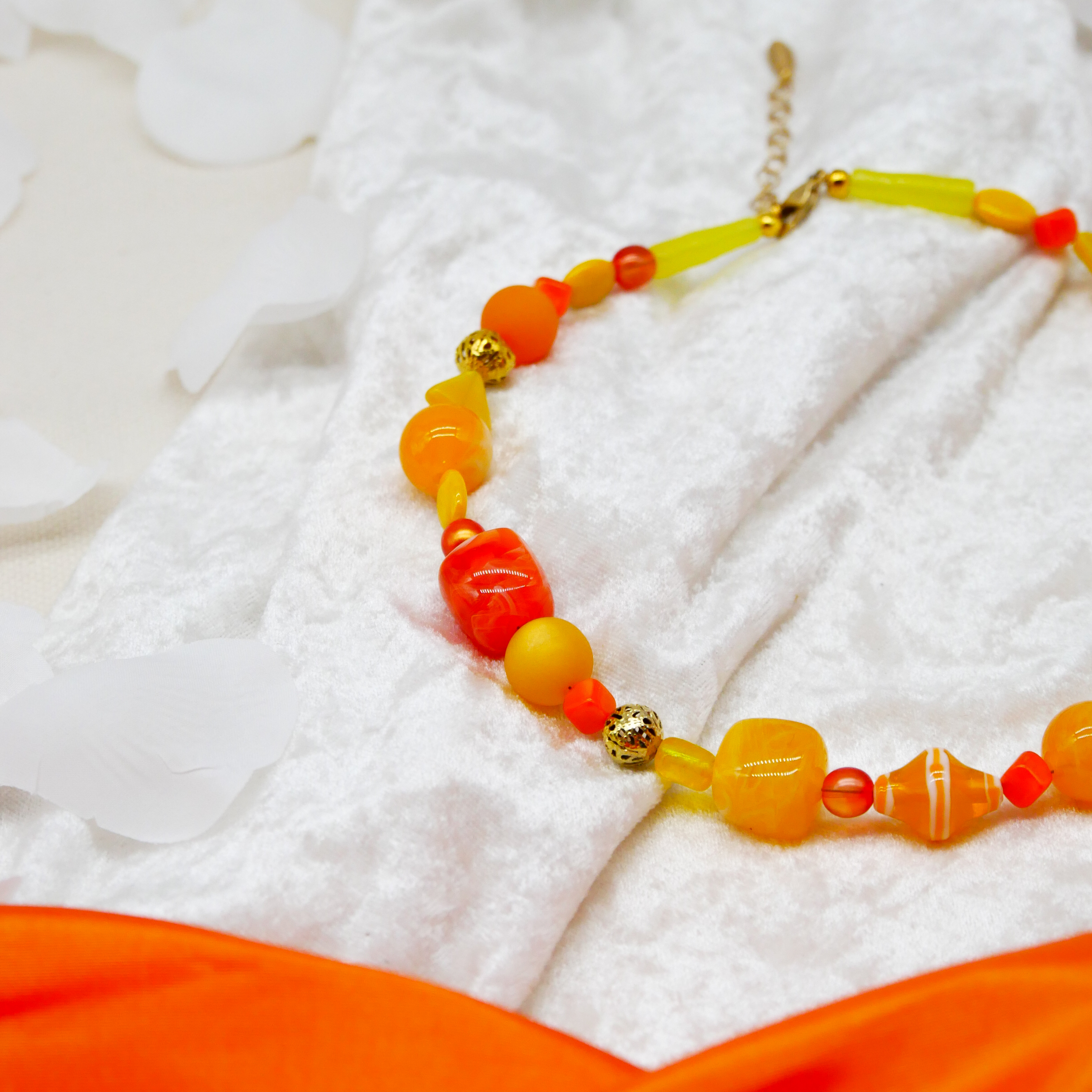 "Summer Feeling",  Kette aus verschiedenen Formen, Glas- und Resin Perlen, gelb-orange