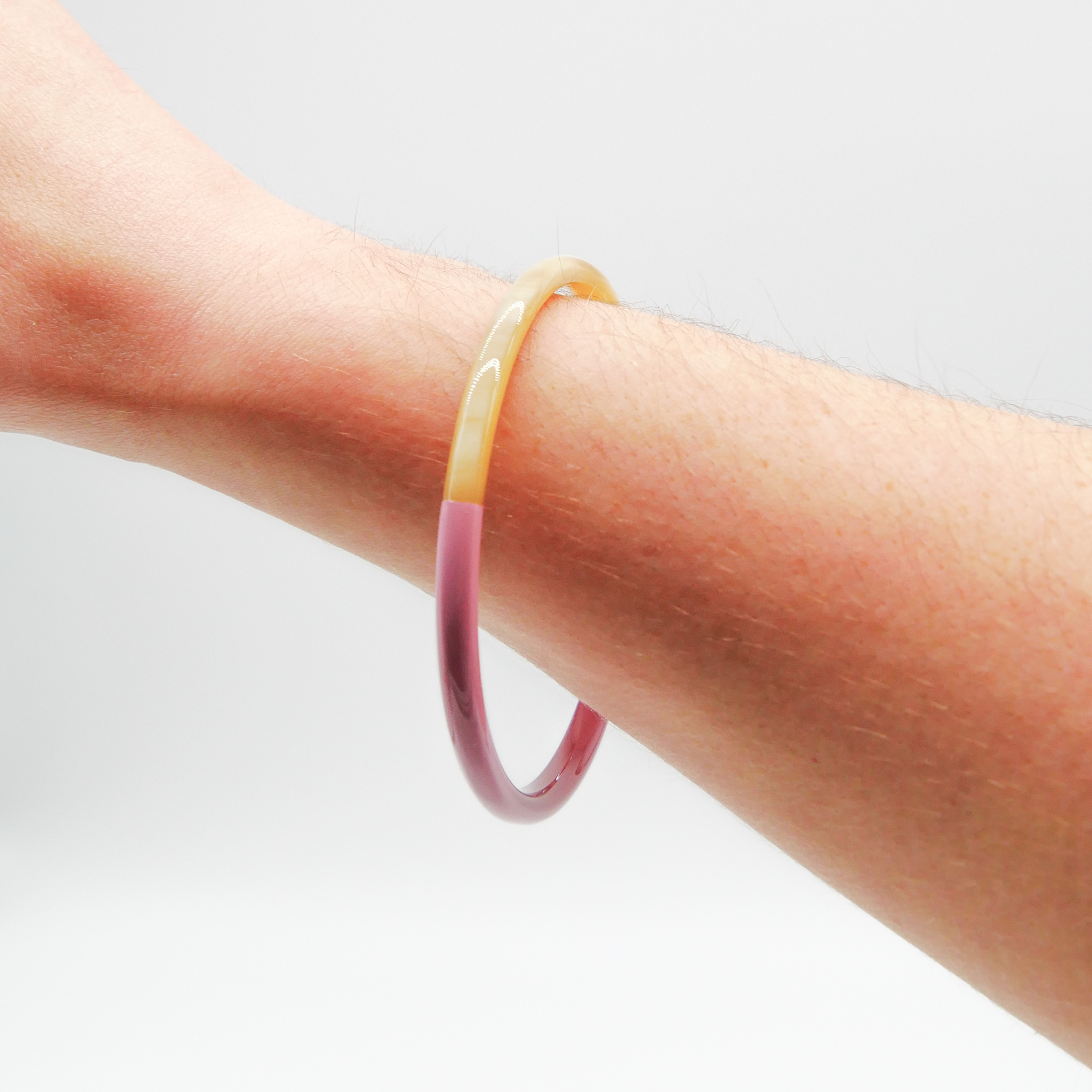  "Craft Art" zarter Armreif, weißes Horn, Lack hellrosé