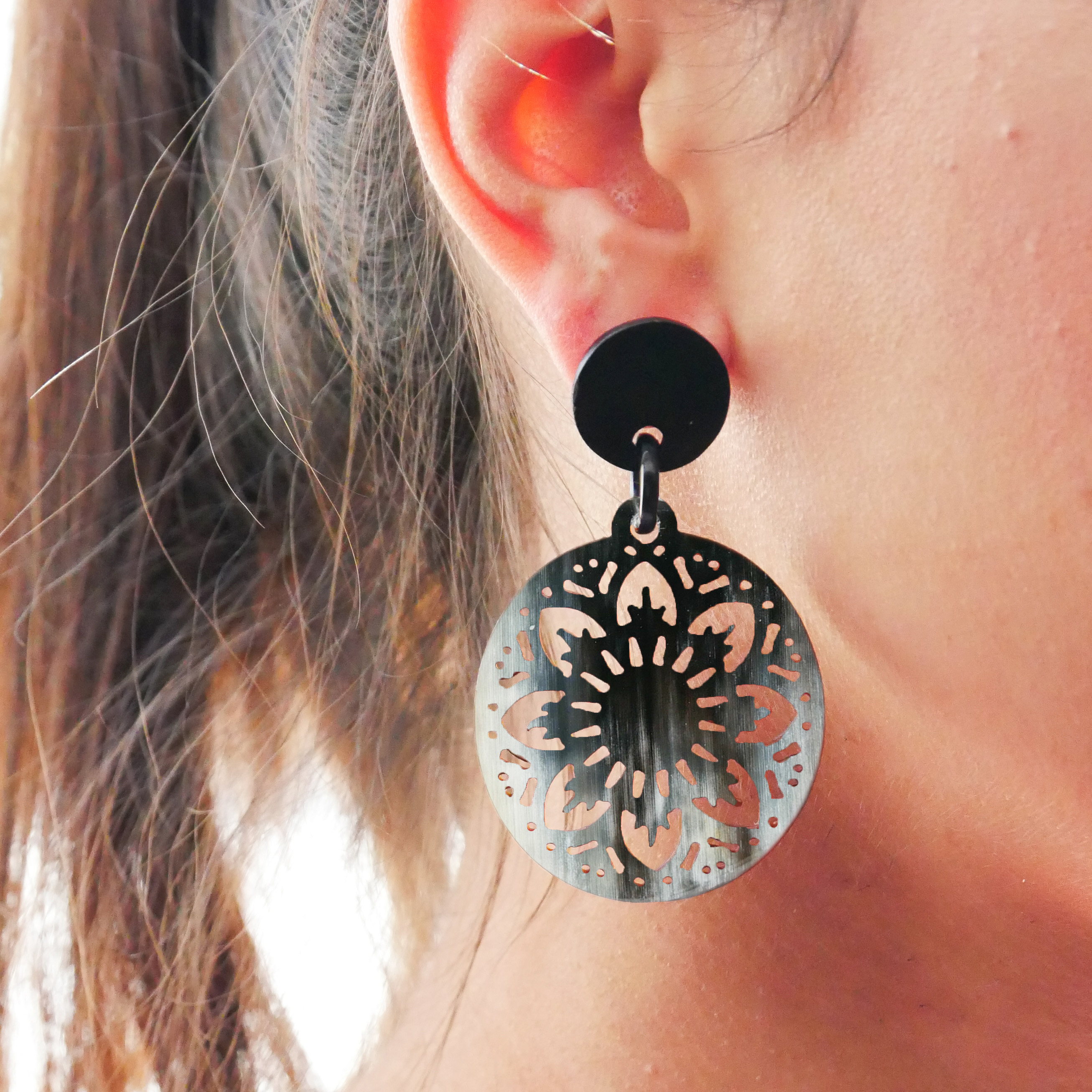  "Craft-Art", Ohrring Ø ca. 40 mm black Horn Mandala Design 