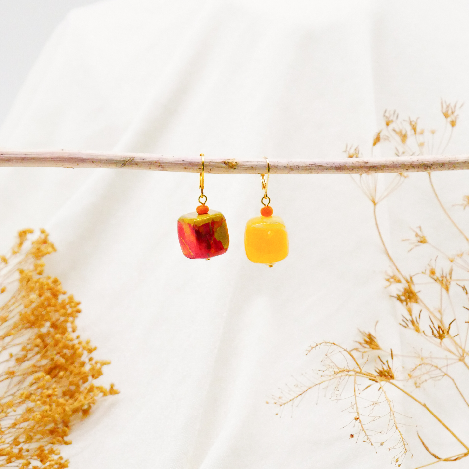 "Summer-Feeling" Ohrring "Cube" Resin- und Papercoated Perlen, honig