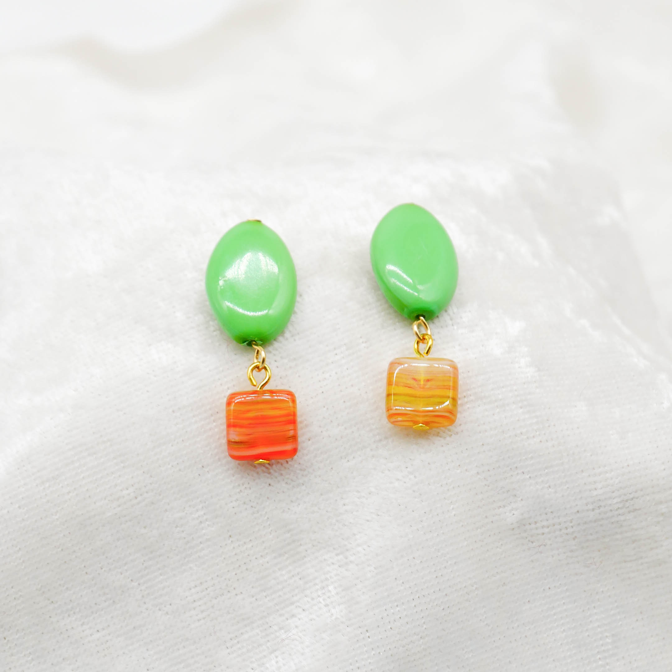 "Summer-Feeling"  Ohrring aus verschiedenen Formen, Glas- und Resin Perlen, multicolor