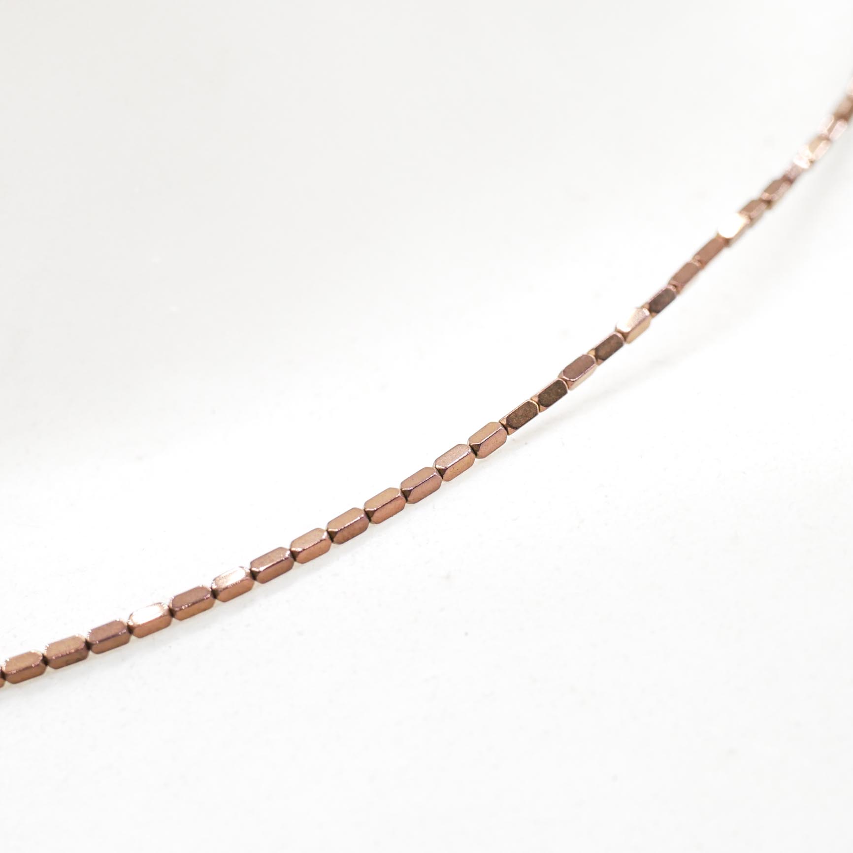 "Metallic" kurze Kette, kleine Würfel - bronzefarben glänzend