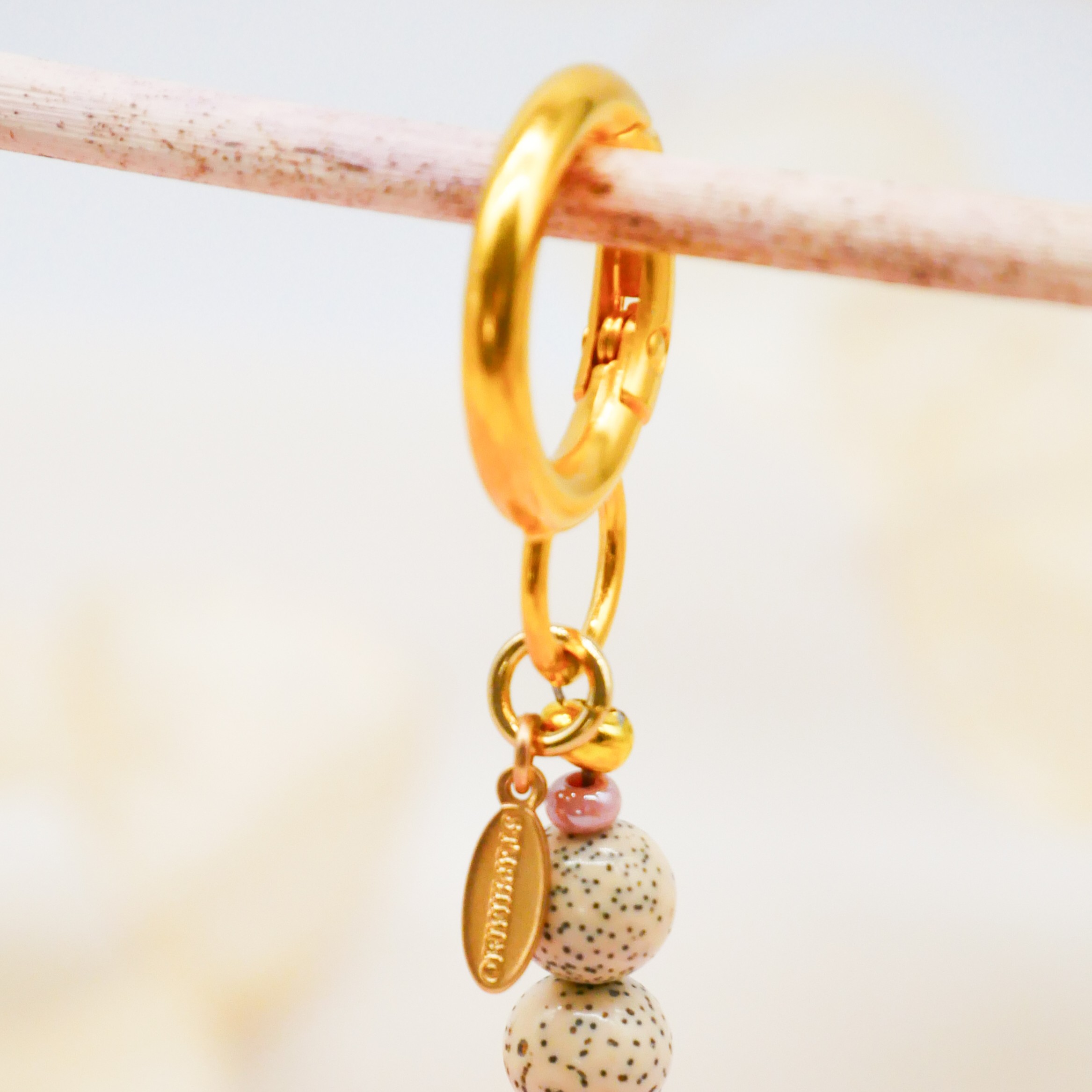 "Lucky Pendant" Anhänger, 1 Strang Glasperlen und Knochenperle, zwei Puschel "Lucky Pendant" Anhänger, 1 Strang Glasperlen und Knochenperle, zwei Puschel