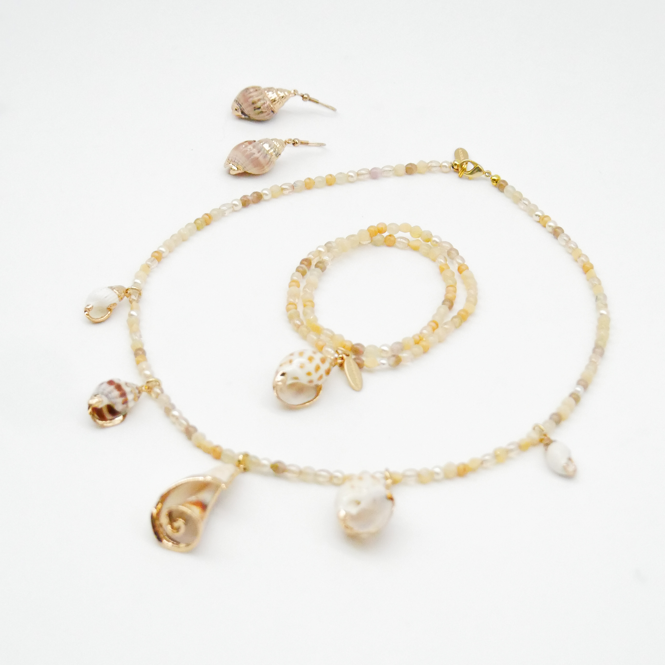  "Shell" Kette mit verschiedenen Strandschnecken Anhängern, kleine Glasperlen, sand 