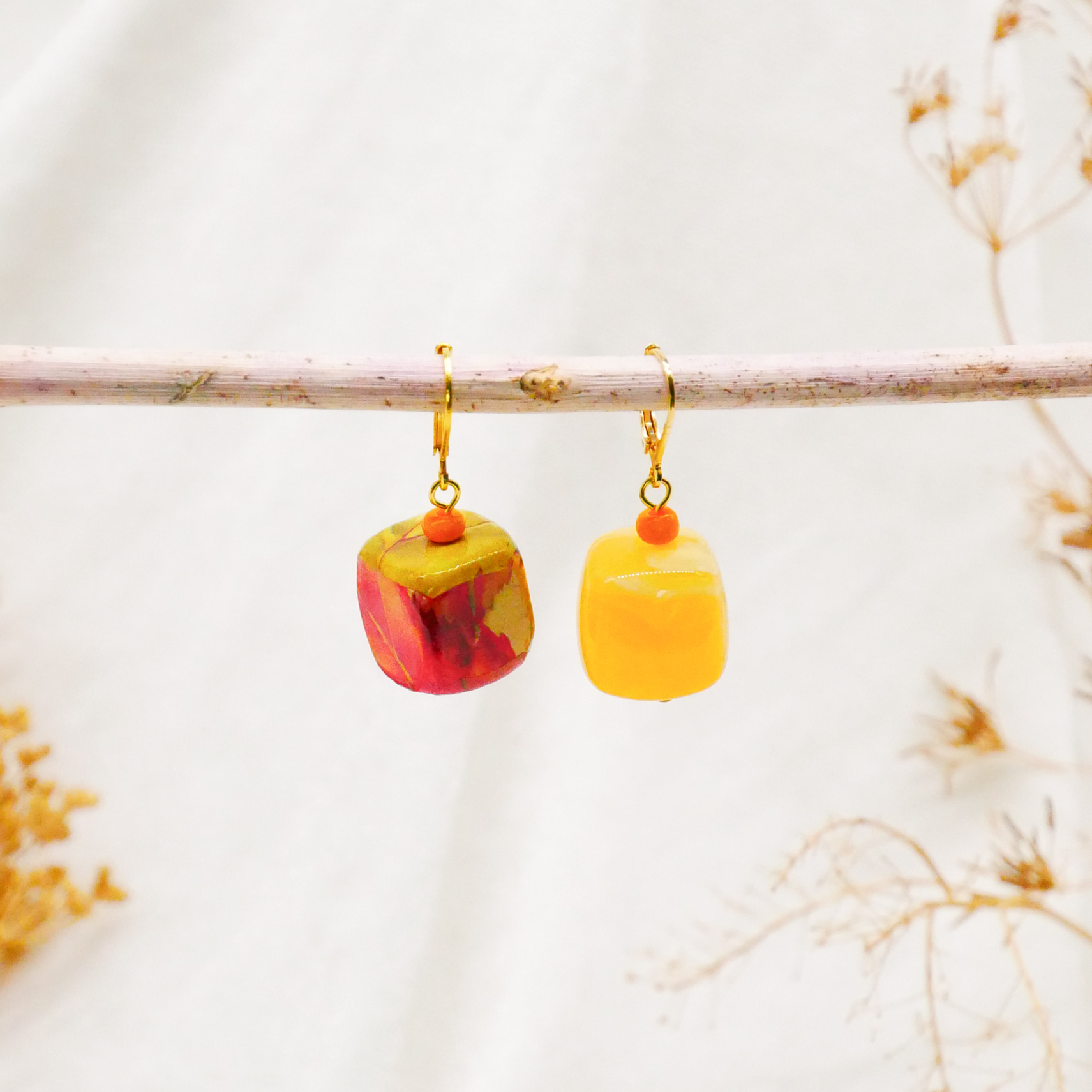 "Summer-Feeling" Ohrring "Cube" Resin- und Papercoated Perlen, honig