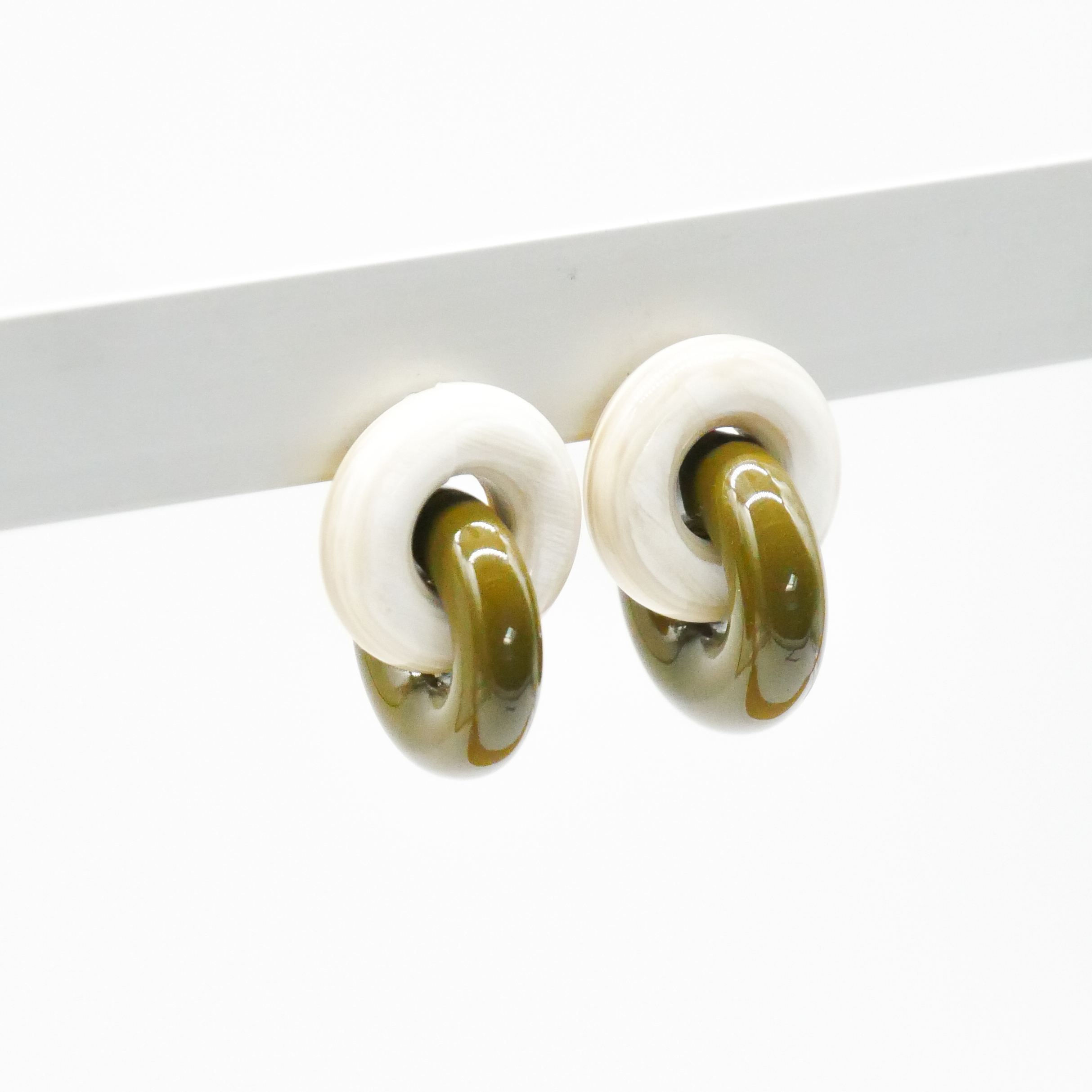  "Craft-Art", Ohrstecker zwei dicke Reife 90 Grad versetzt schwarzes Horn, Lack khaki 