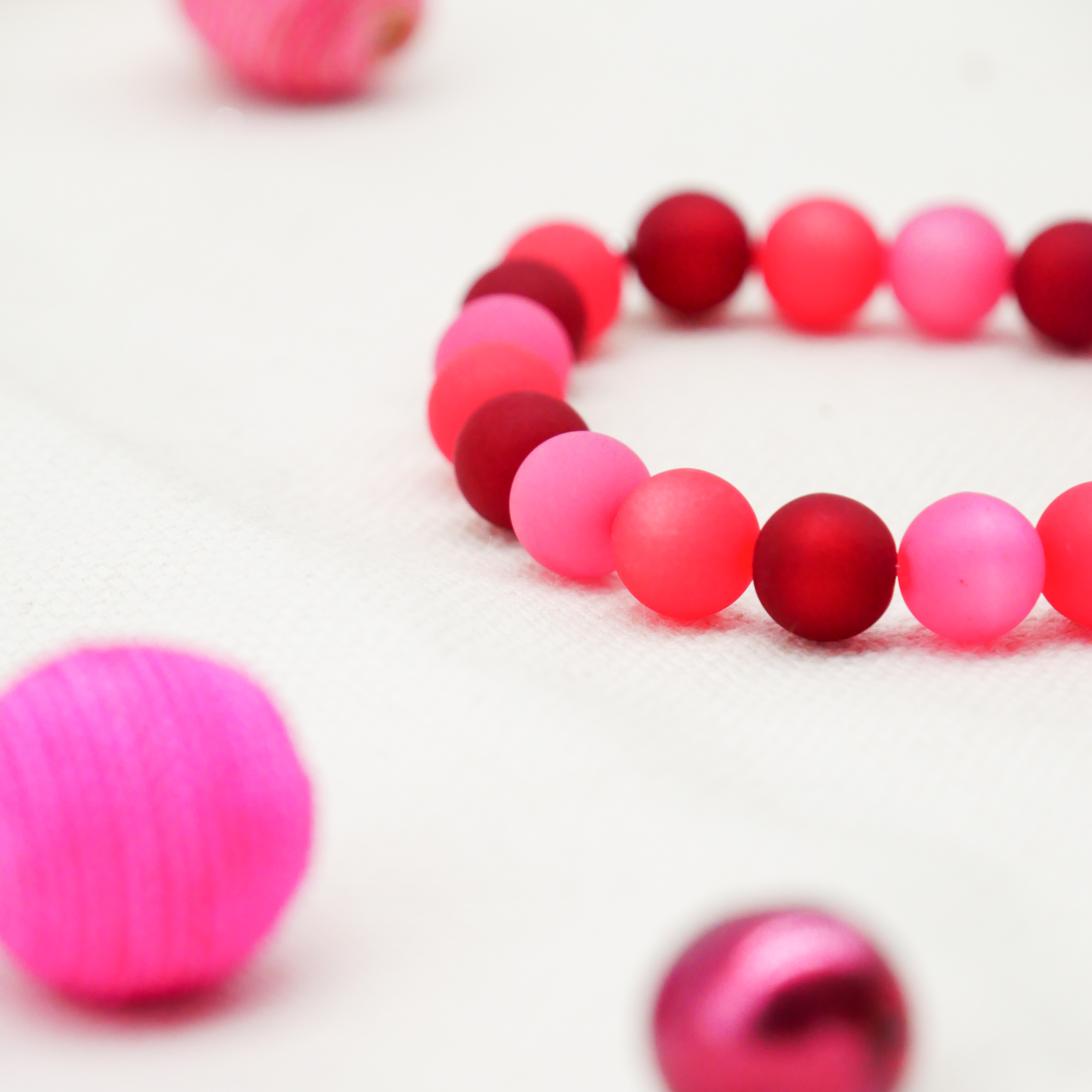 "Color Explosion" Armband auf Gummi Polarisperlen ø 10 mm, dunkelrot "Color Explosion" Armband auf Gummi Polarisperlen ø 10 mm, dunkelrot