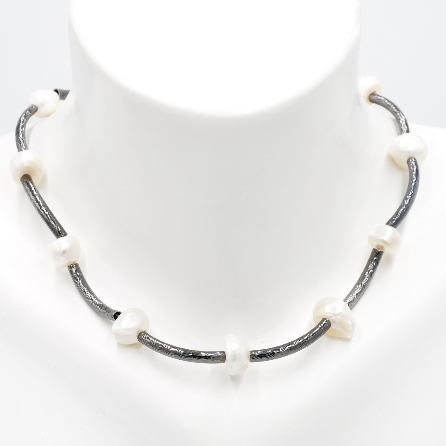 "Freshwater Pearls", kurze Kette aus Hämatit und gebogene Röhren, weiße Süßwasserzuchtperle