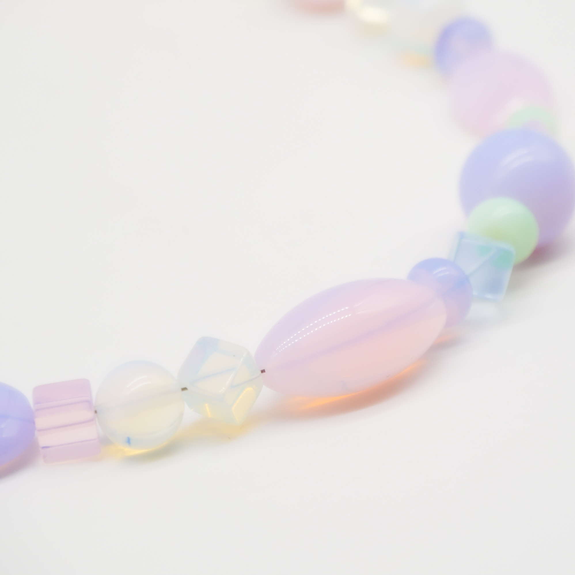 "Summer Feeling",  Kette aus verschiedenen Formen, Glas- und Resin Perlen, opal-pas