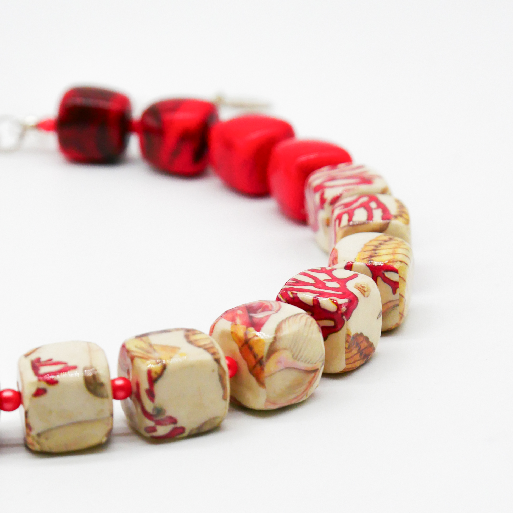 "Summer Feeling", kurze Kette "Cube" Resin- und Papercoated Perlen ca. 16 x 16 mm rot 